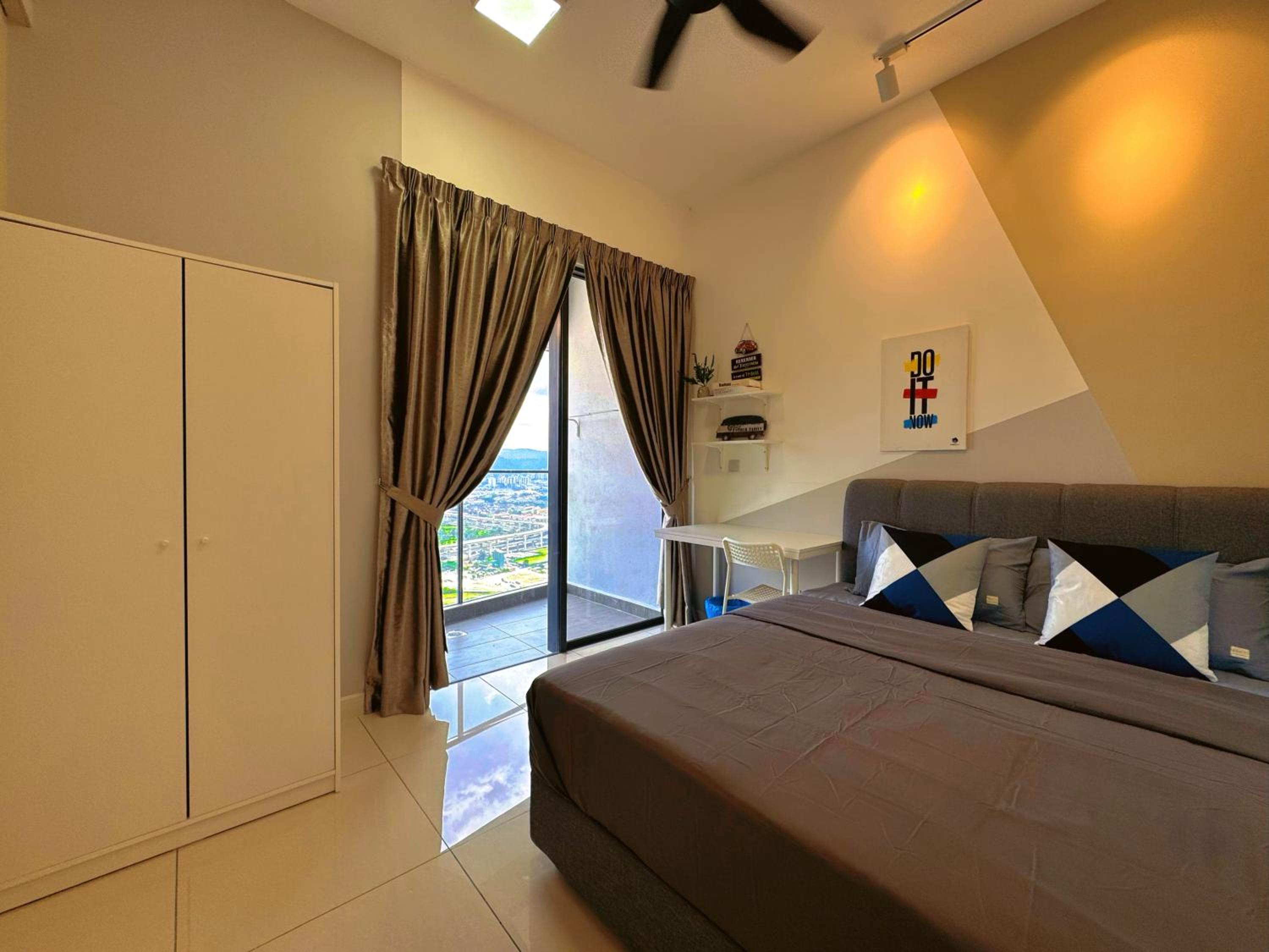 4BR KLCC View MRT 2min Free Parking Big Unit