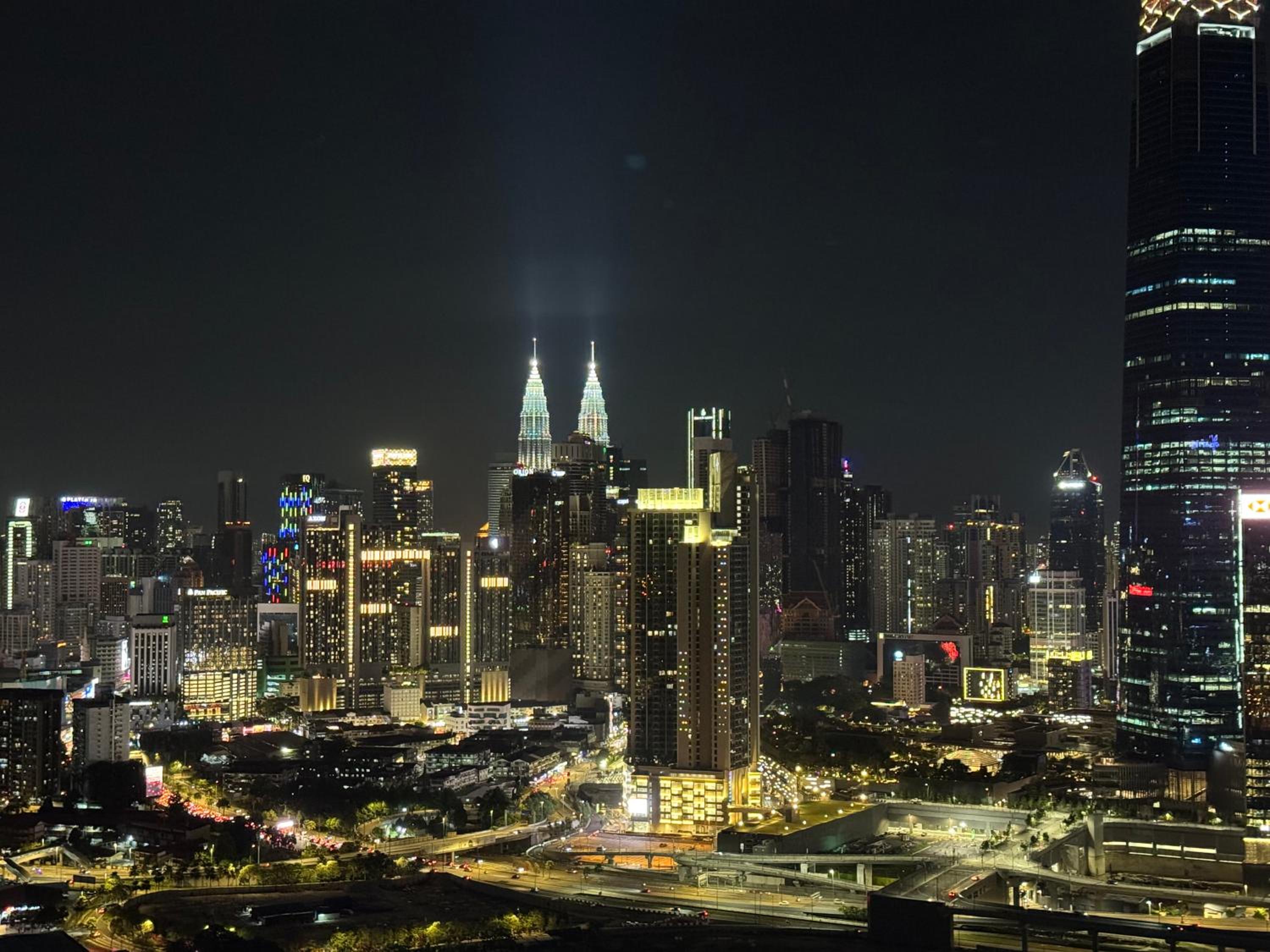 4BR KLCC View MRT 2min Free Parking Big Unit