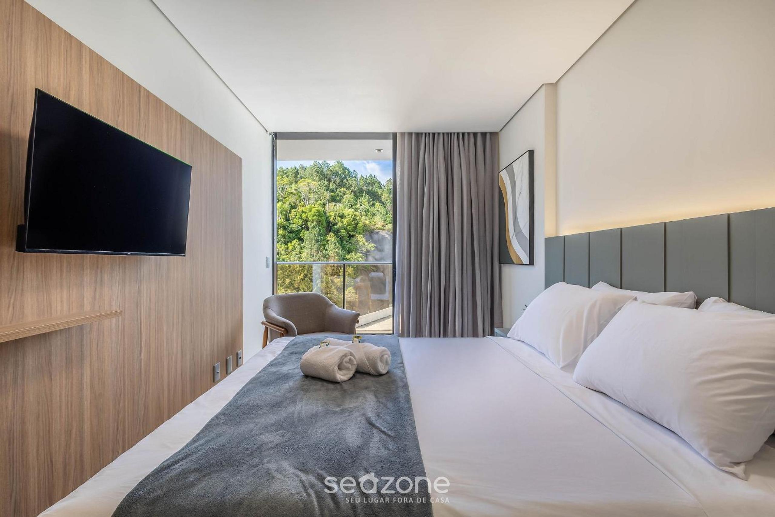 Building with swimming pool next to Balneário Shopping in BC - TSO