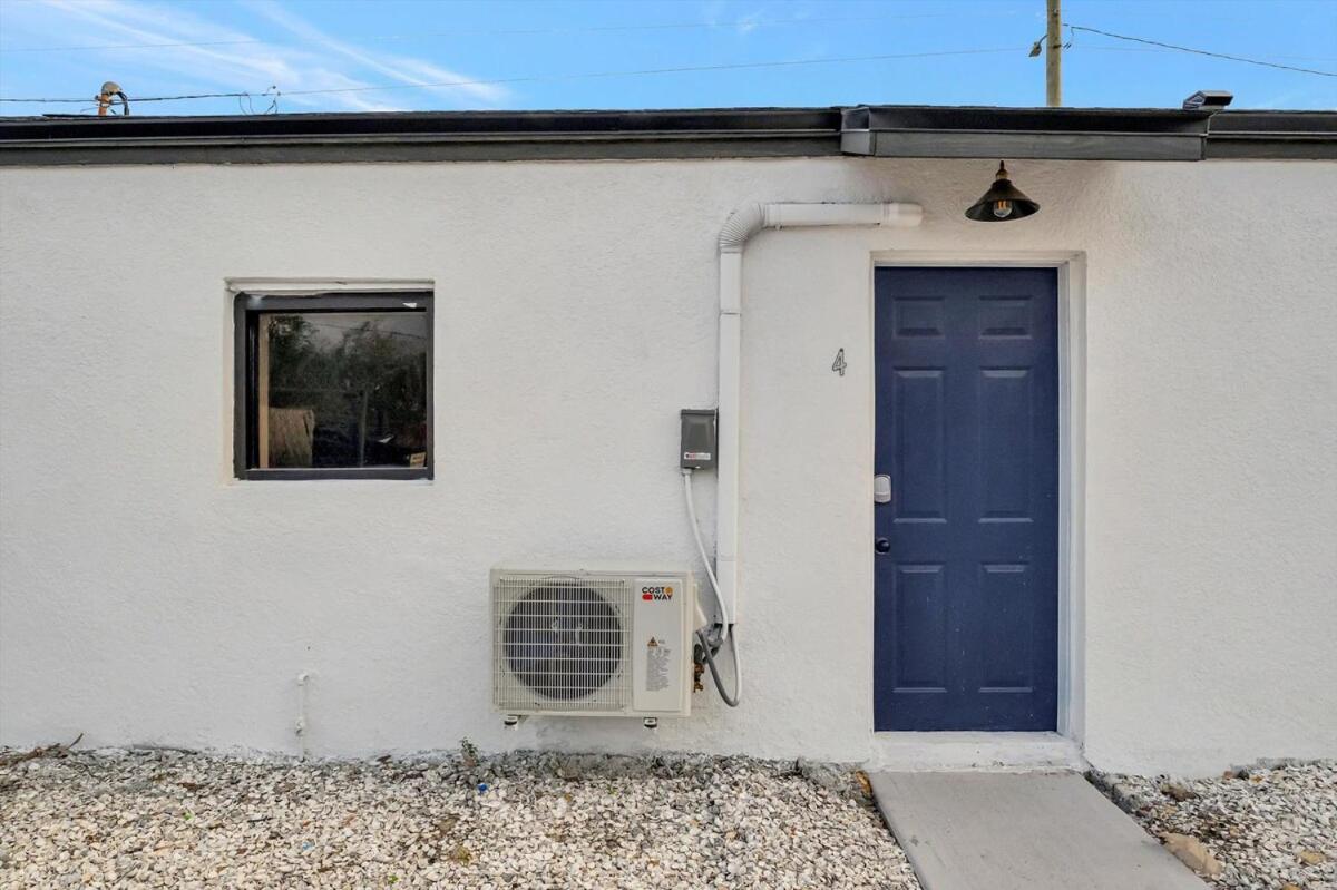 Walk to Stadium, 2 Parking spots, Dog Park, BBQ