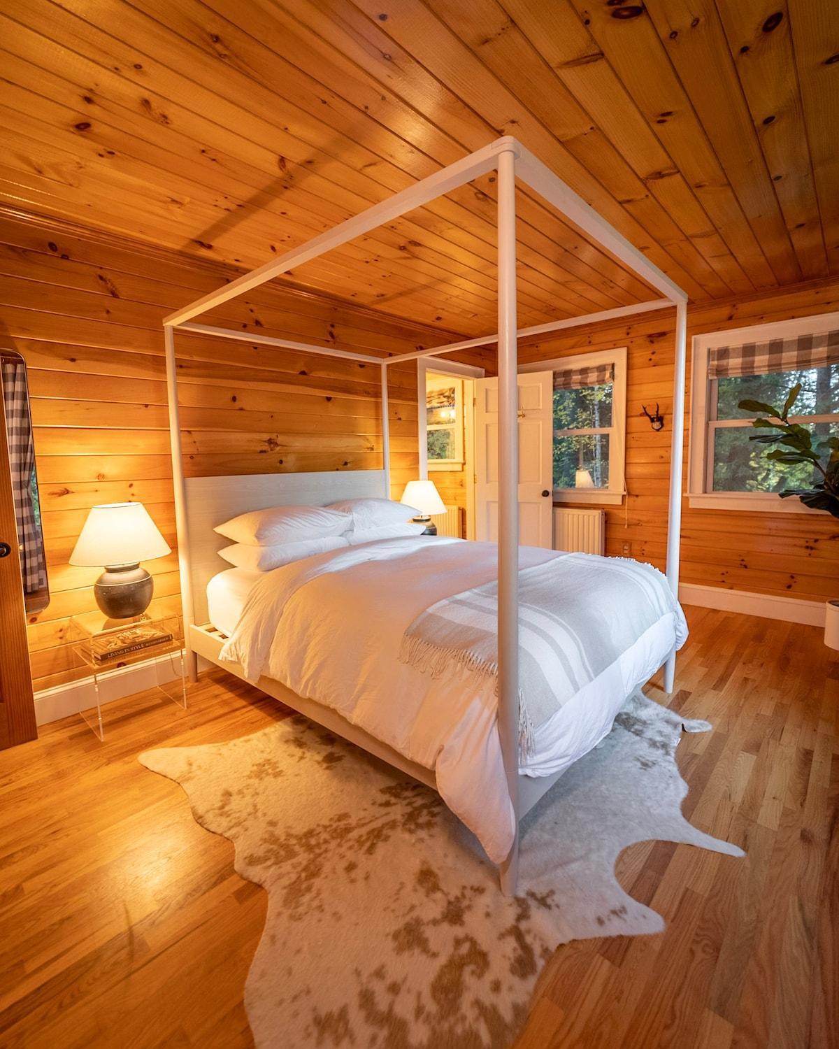 River Ridge Cabin, Clubhouse Included, 2 Units, Forest Setting, River Views, near Stowe