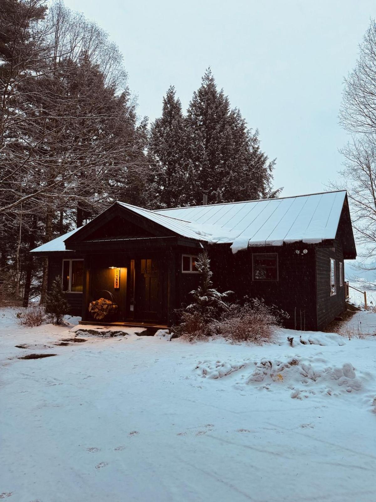 River Ridge Cabin, Clubhouse Included, 2 Units, Forest Setting, River Views, near Stowe