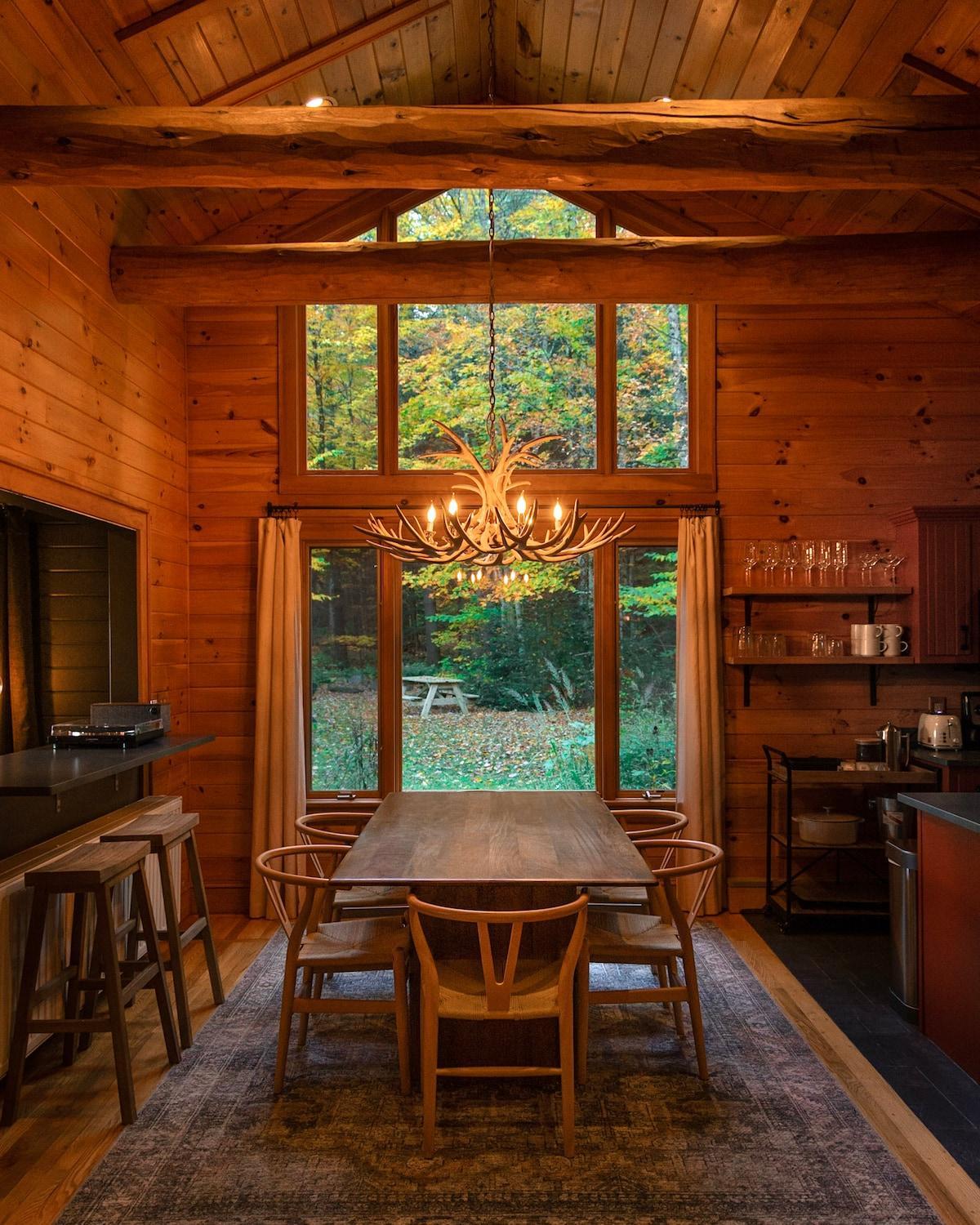River Ridge Cabin, Clubhouse Included, 2 Units, Forest Setting, River Views, near Stowe