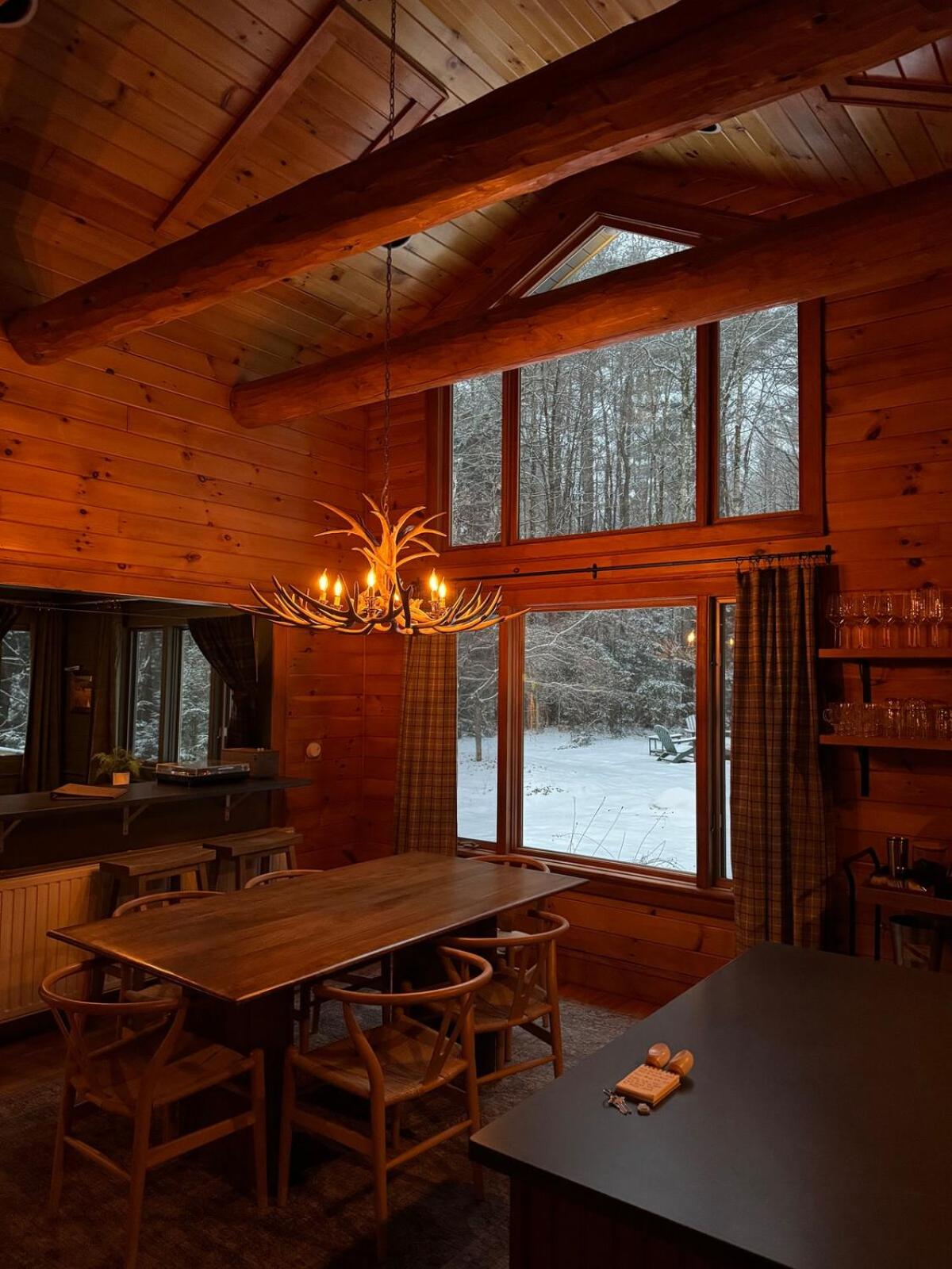 River Ridge Cabin, Clubhouse Included, 2 Units, Forest Setting, River Views, near Stowe
