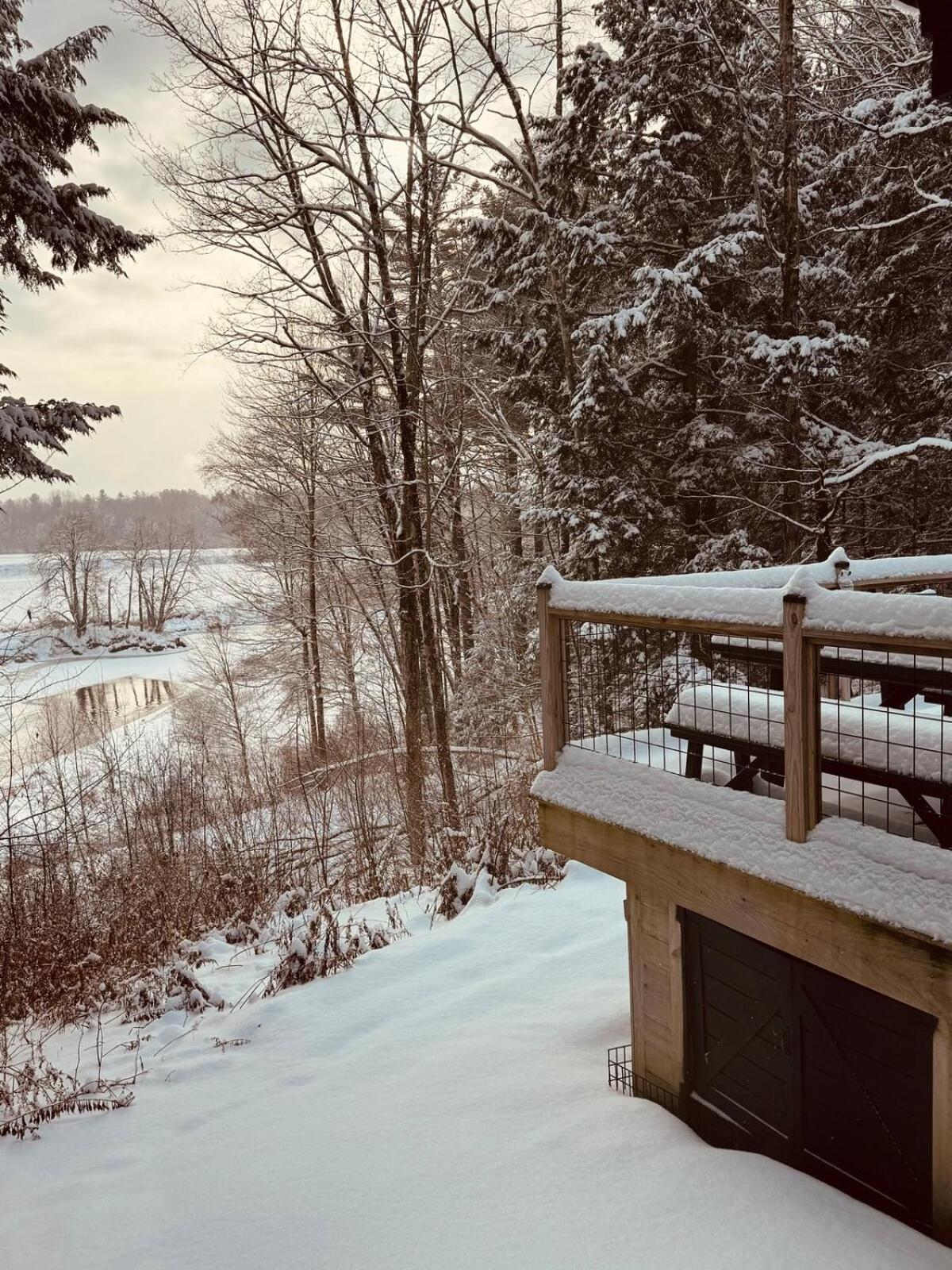 River Ridge Cabin, Clubhouse Included, 2 Units, Forest Setting, River Views, near Stowe