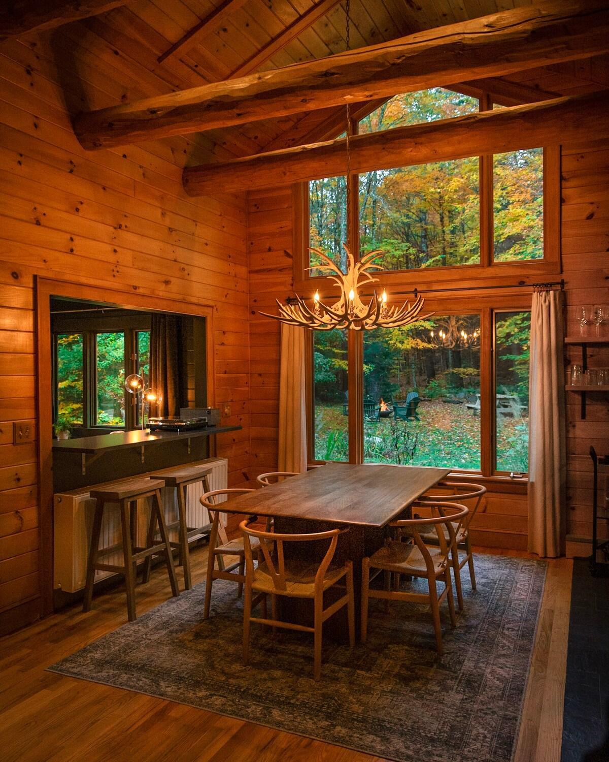 River Ridge Cabin, Clubhouse Included, 2 Units, Forest Setting, River Views, near Stowe