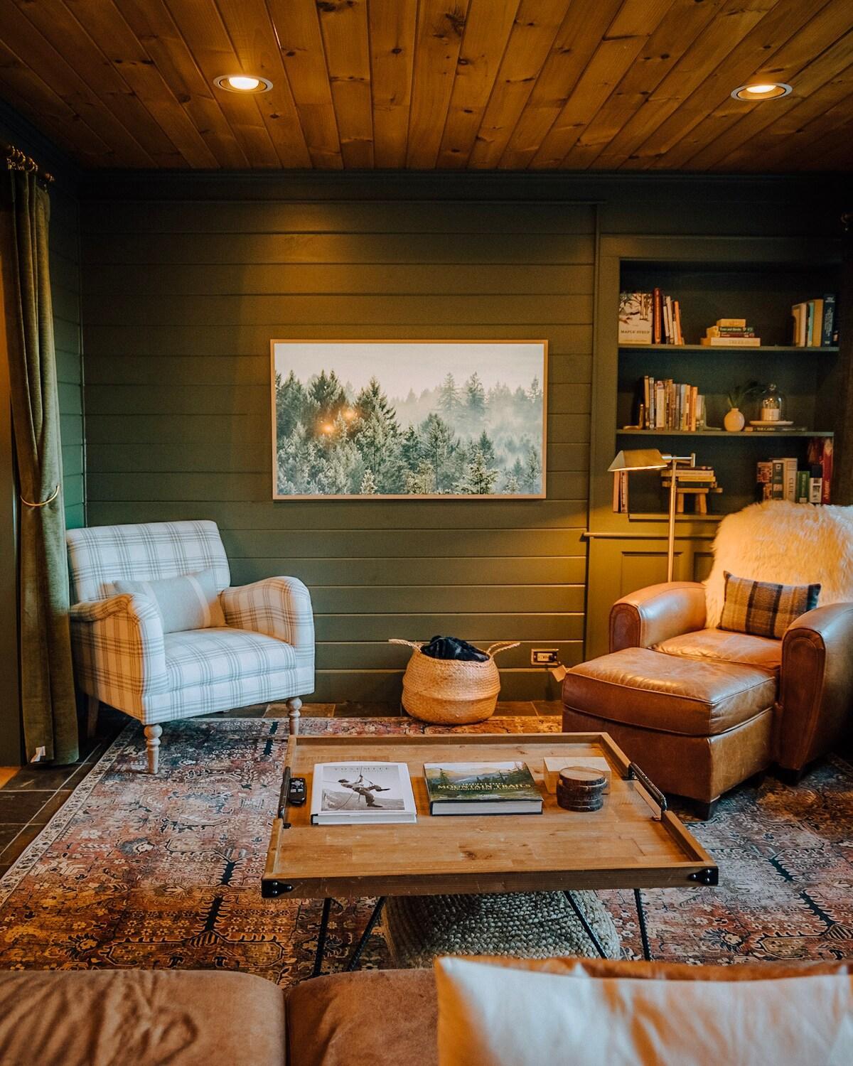 River Ridge Cabin, Clubhouse Included, 2 Units, Forest Setting, River Views, near Stowe