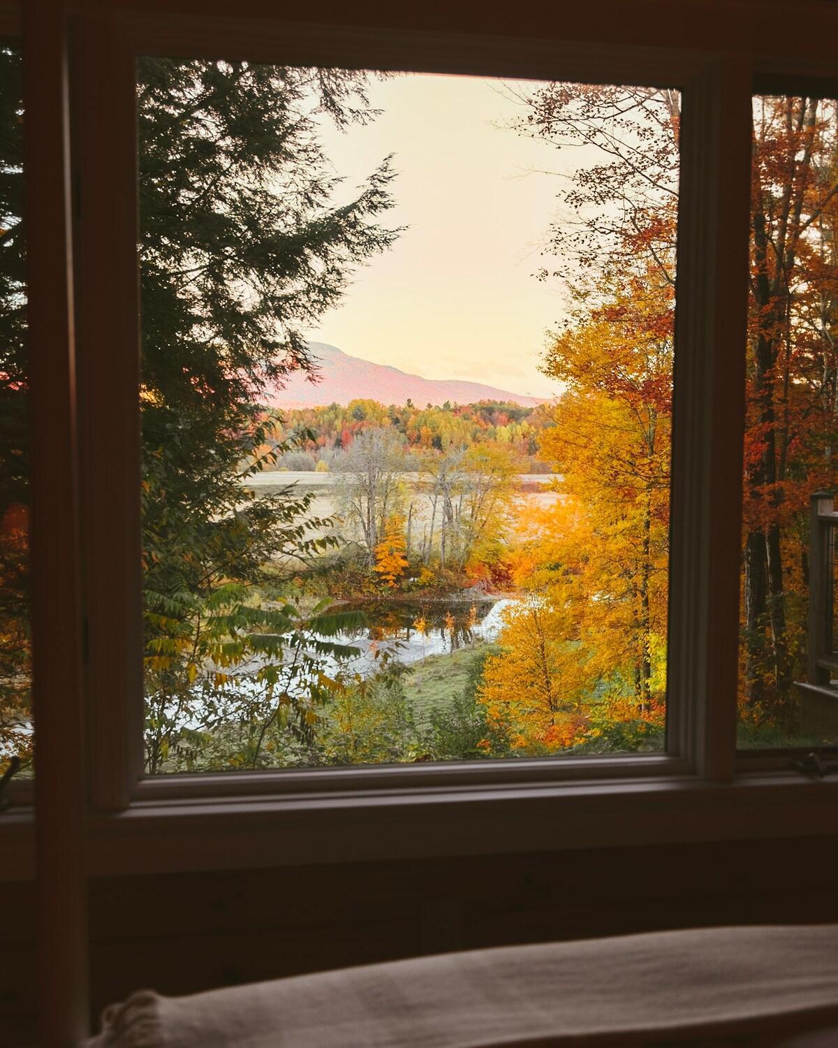 River Ridge Cabin, Clubhouse Included, 2 Units, Forest Setting, River Views, near Stowe