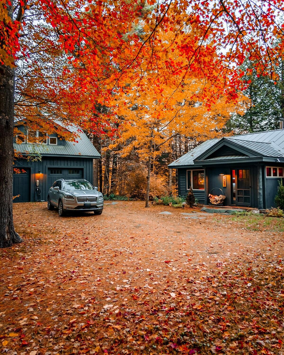 River Ridge Cabin, Clubhouse Included, 2 Units, Forest Setting, River Views, near Stowe