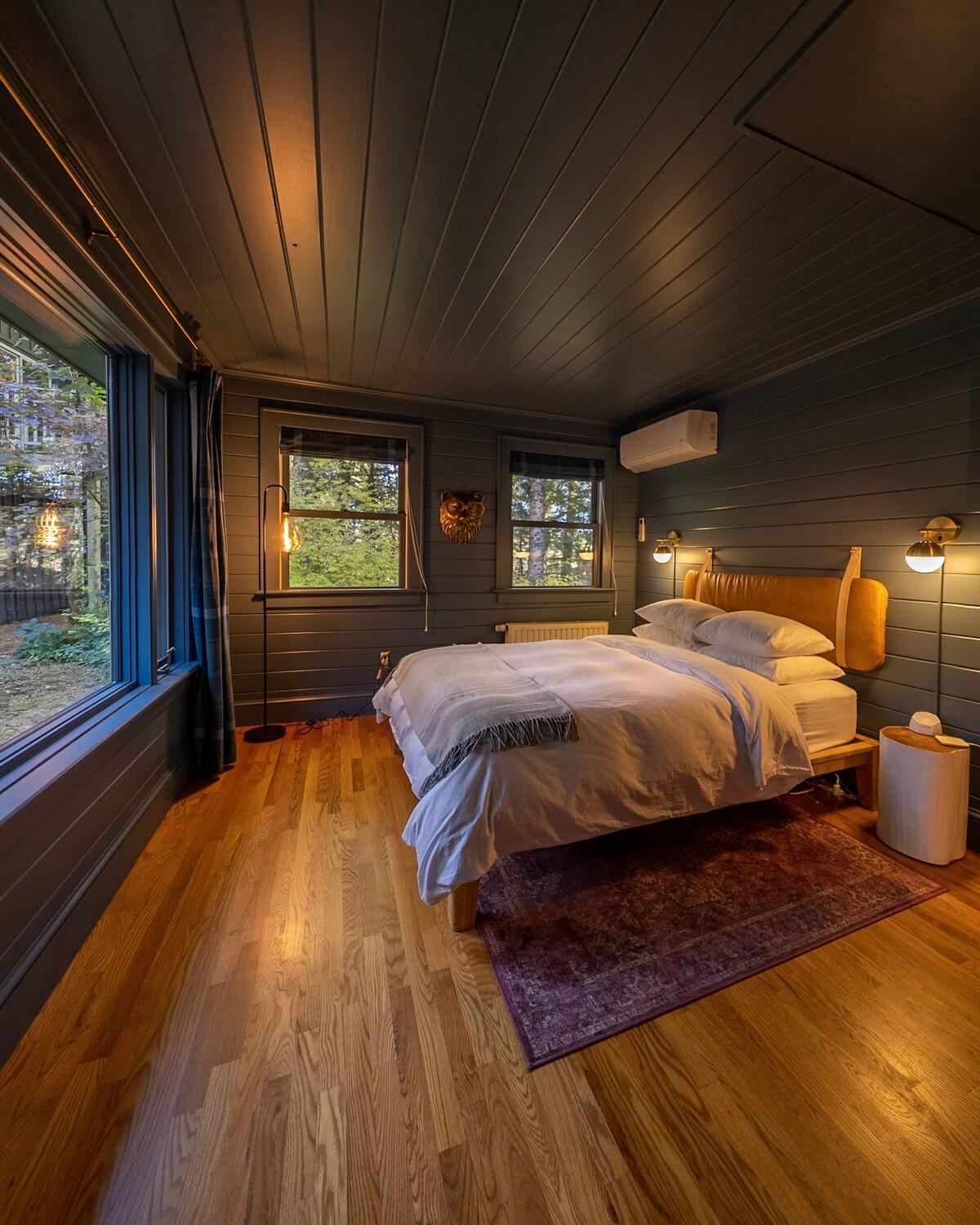 River Ridge Cabin, Clubhouse Included, 2 Units, Forest Setting, River Views, near Stowe