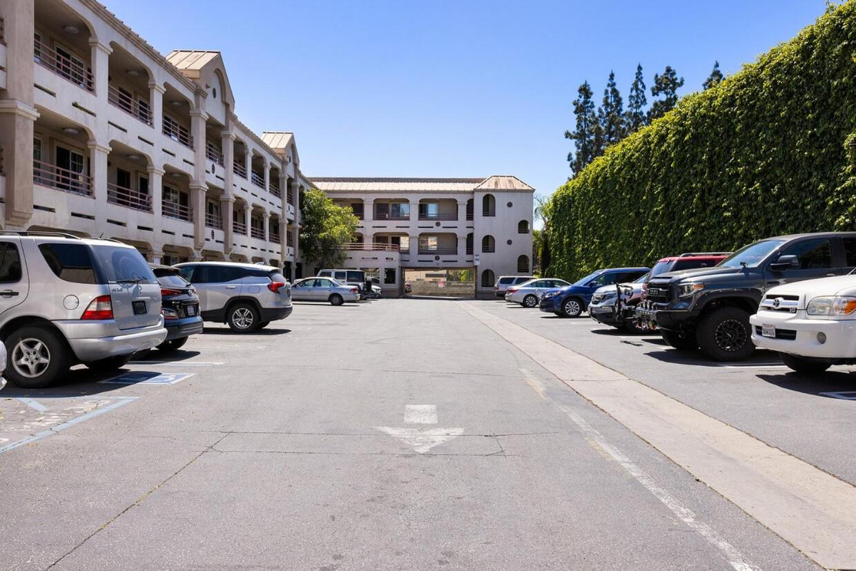 Paradise Lodge - Canoga Park, Los Angeles
