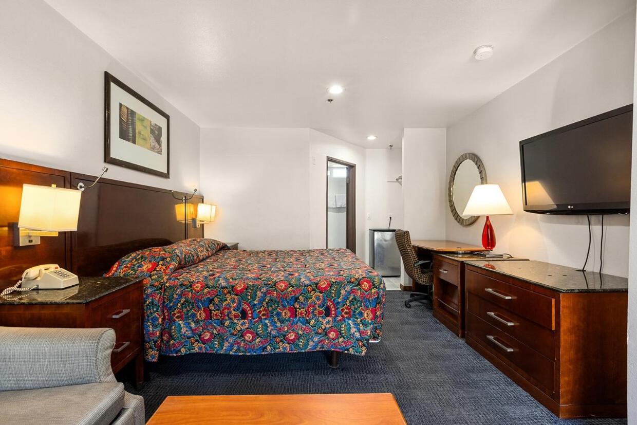 Paradise Lodge - Canoga Park, Los Angeles