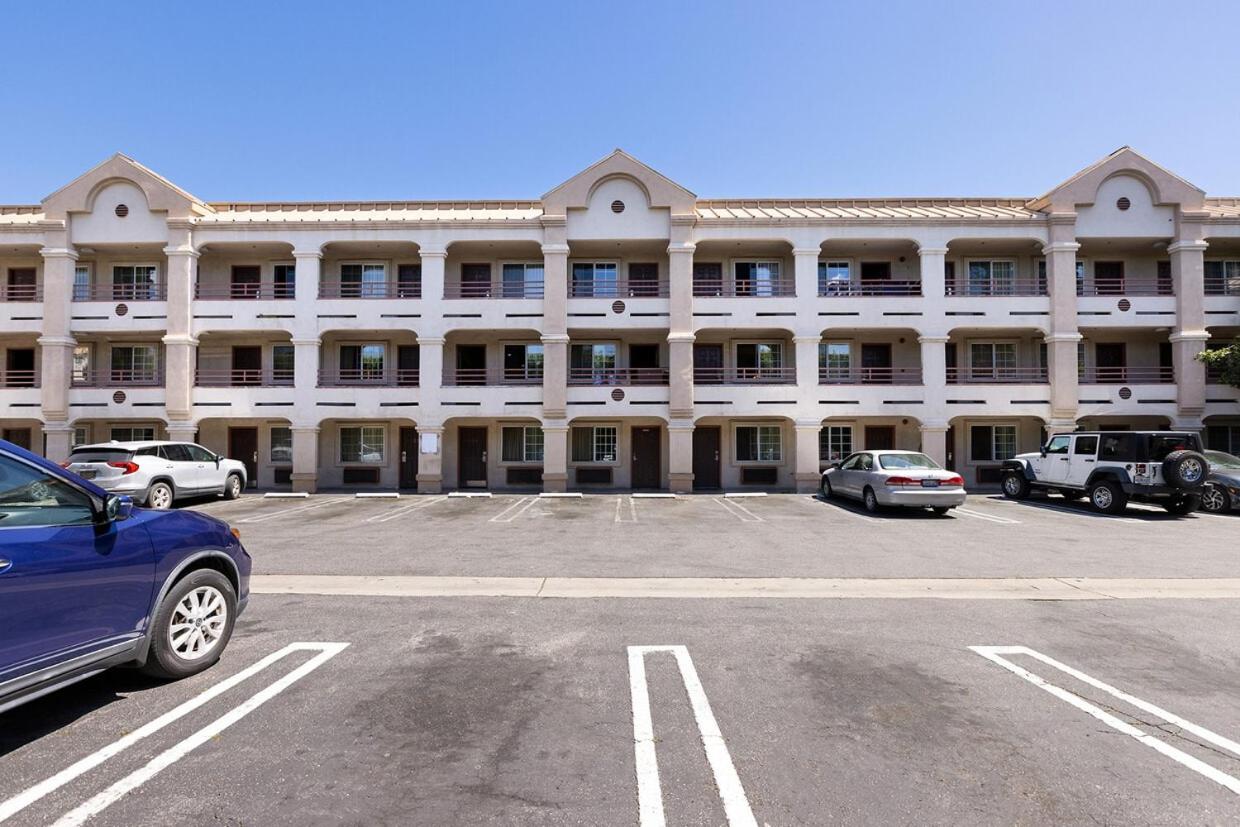 Paradise Lodge - Canoga Park, Los Angeles