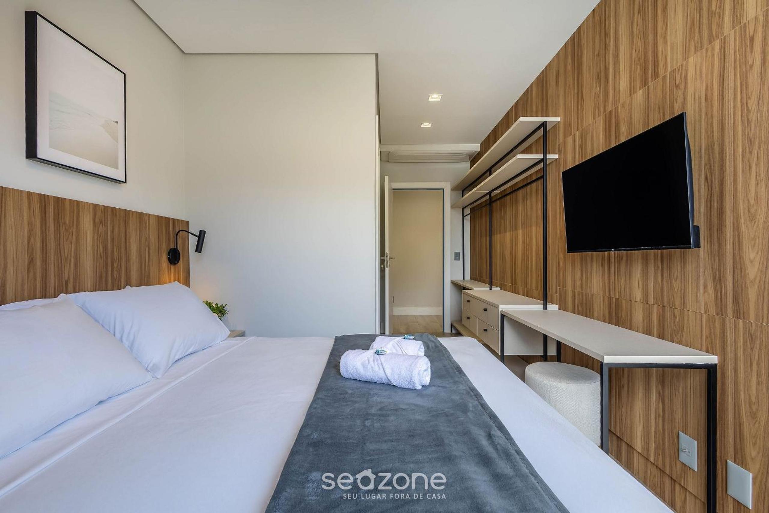 Building with swimming pool next to Balneário Shopping in BC - TSO