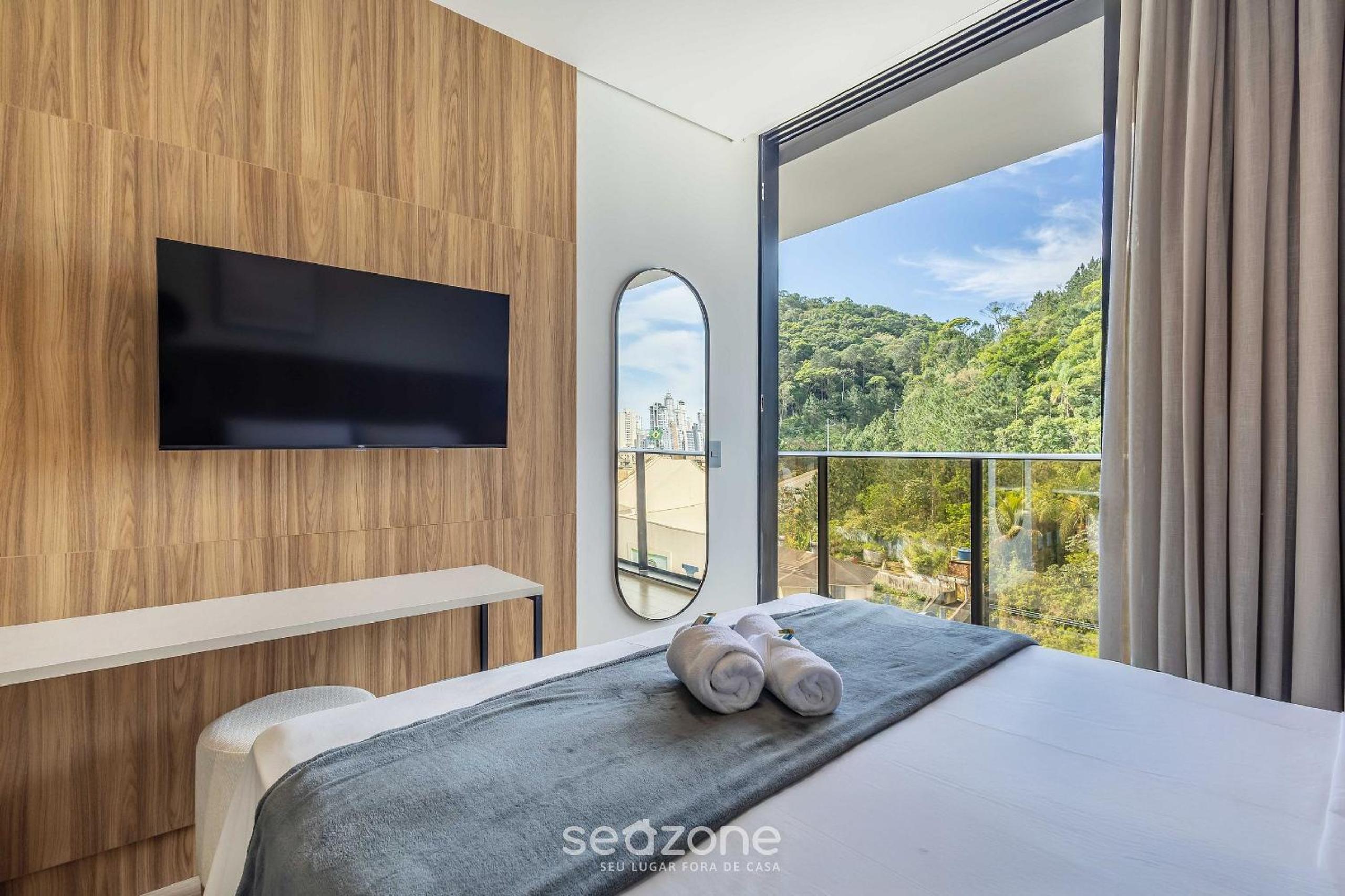 Building with swimming pool next to Balneário Shopping in BC - TSO
