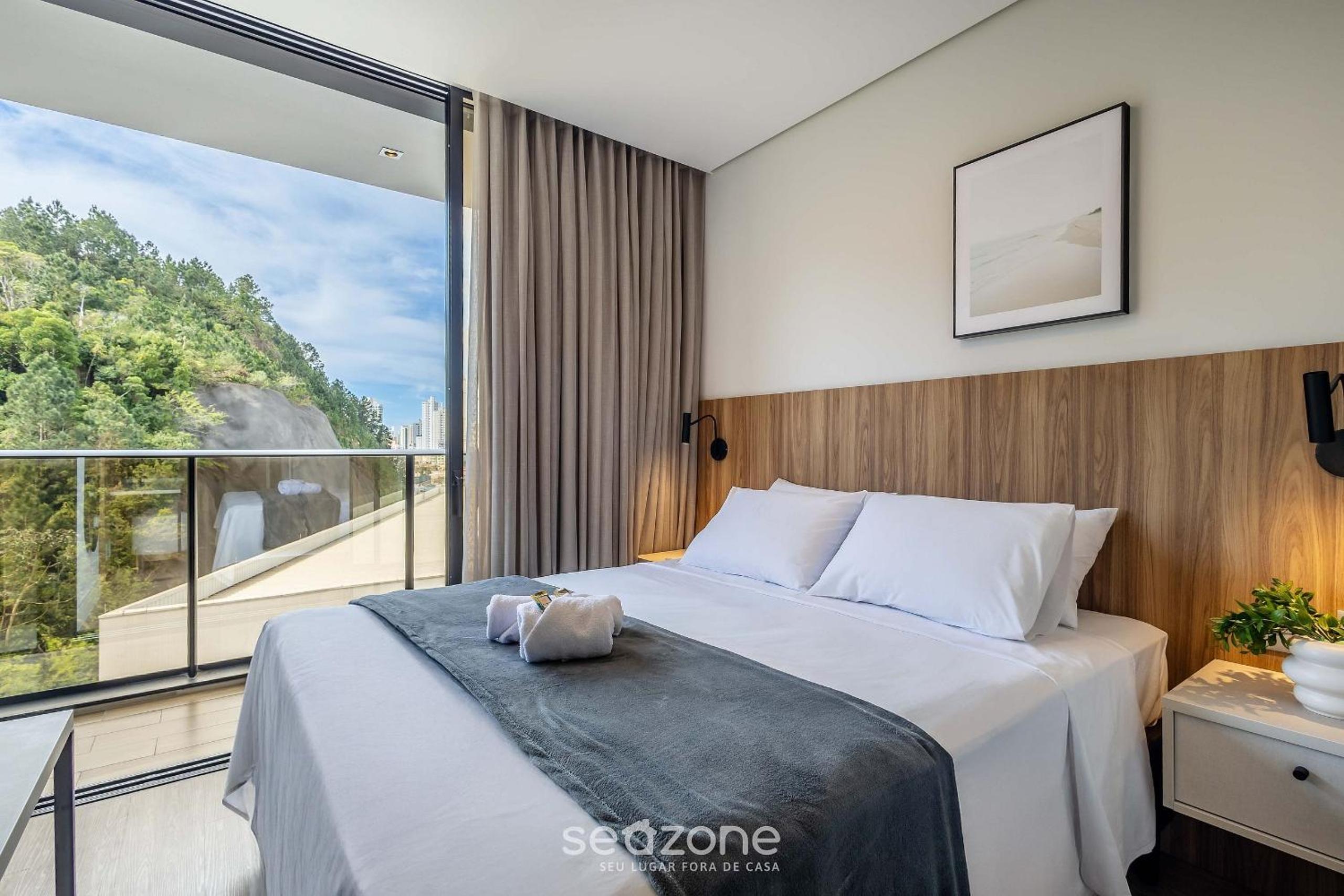 Building with swimming pool next to Balneário Shopping in BC - TSO