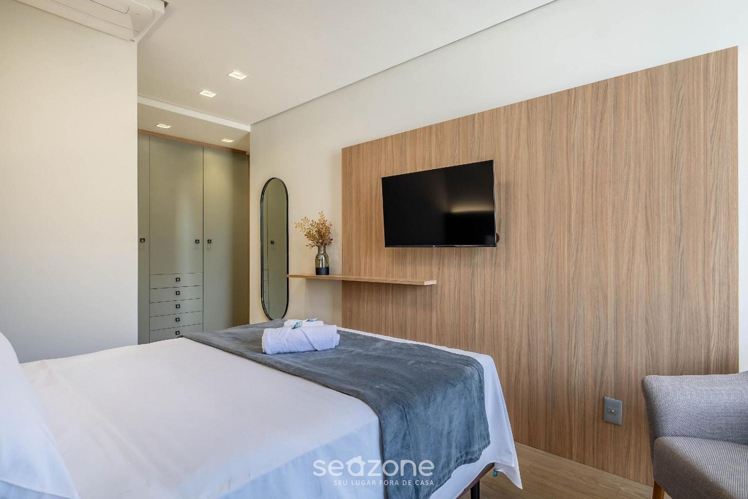 Building with swimming pool next to Balneário Shopping in BC - TSO