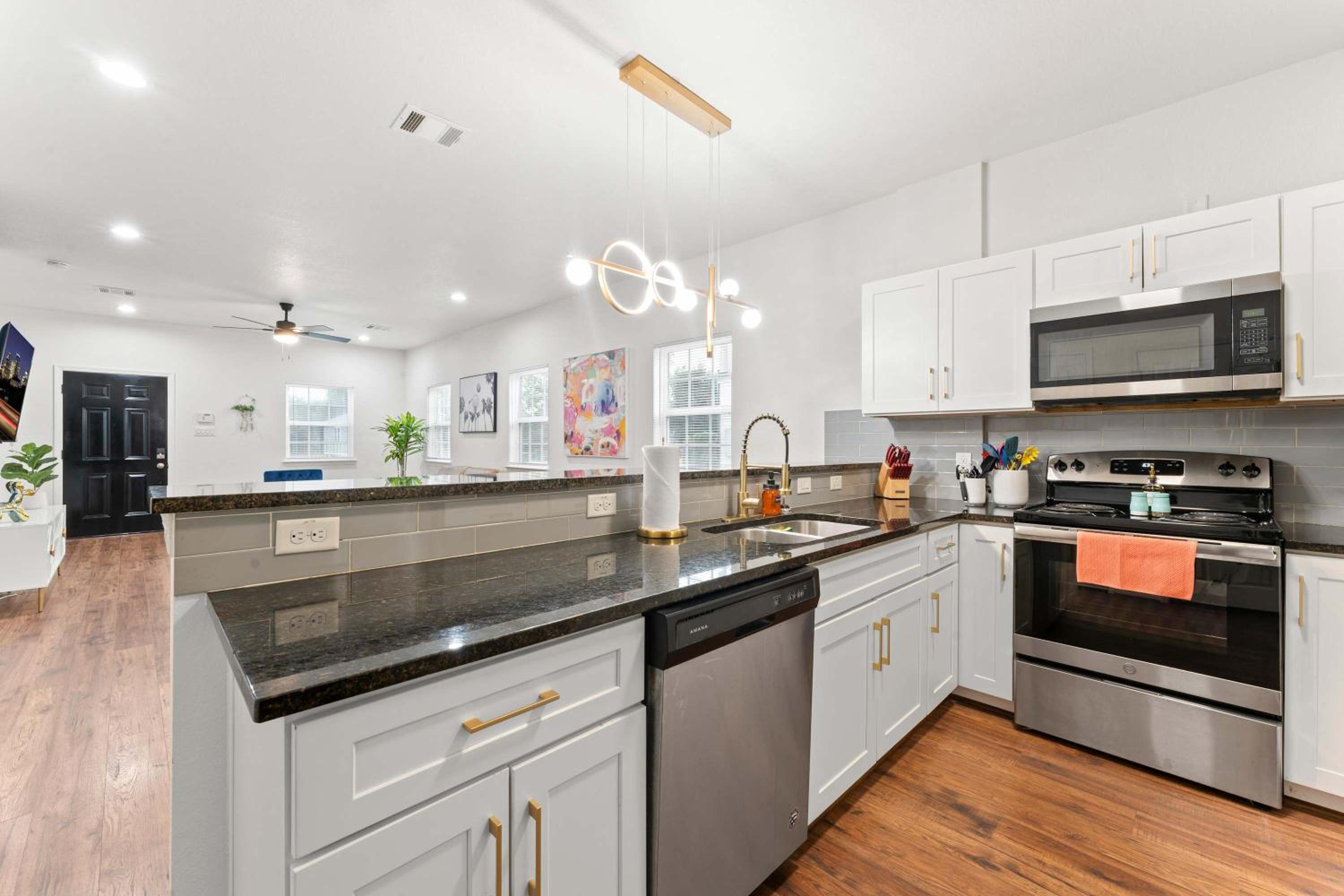 NRG MedCenter Luxe 2BD Home w FencedYard WasherDryer Pet Friendly
