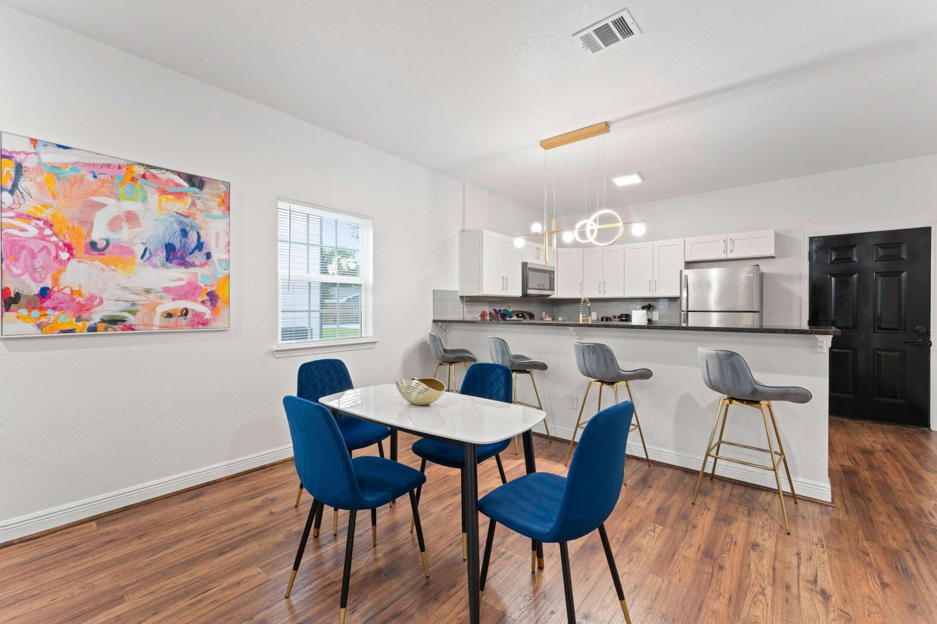 NRG MedCenter Luxe 2BD Home w FencedYard WasherDryer Pet Friendly