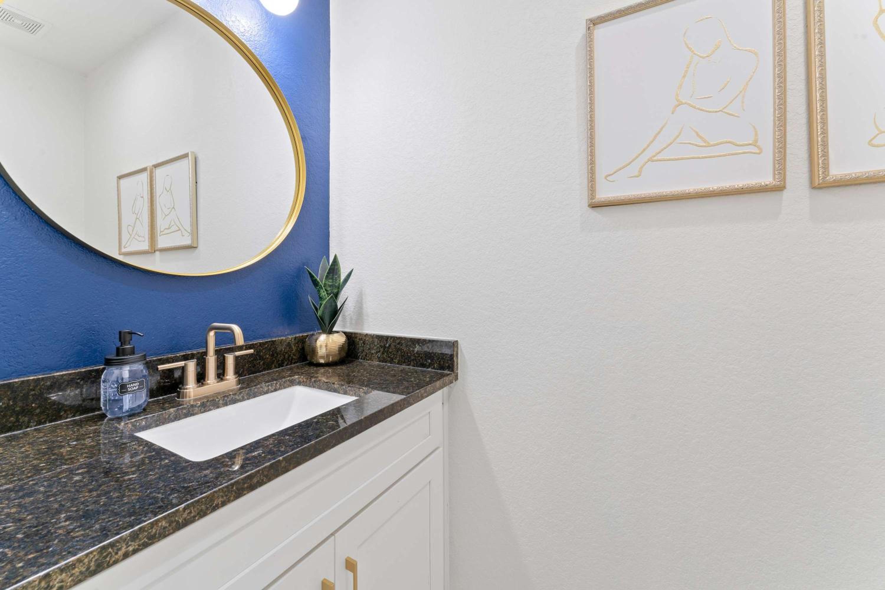 NRG MedCenter Luxe 2BD Home w FencedYard WasherDryer Pet Friendly