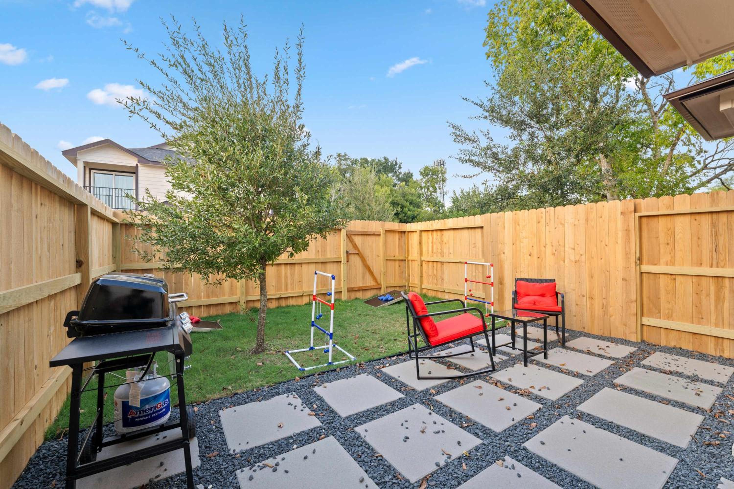 NRG MedCenter Luxe 2BD Home w FencedYard WasherDryer Pet Friendly