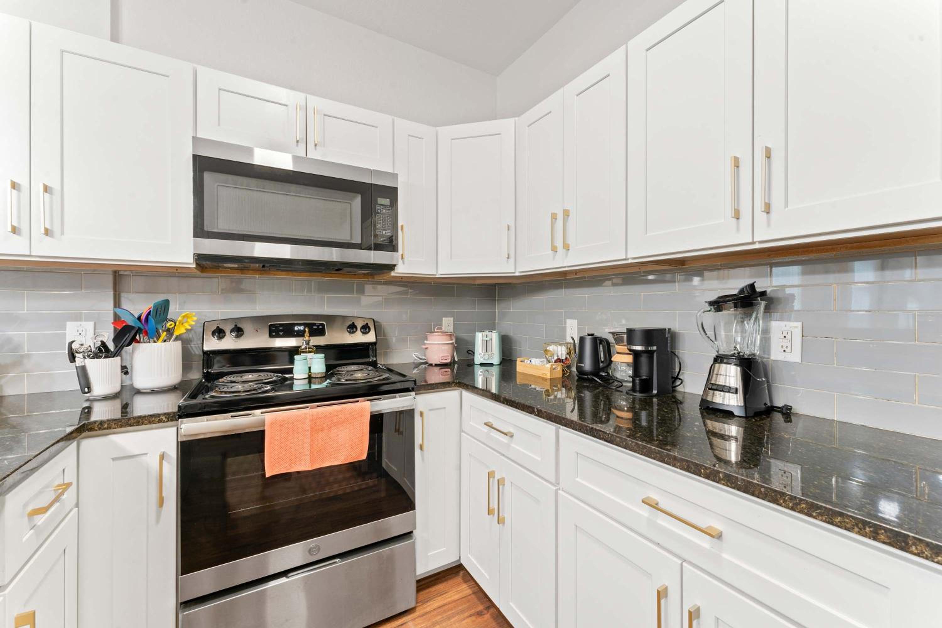 NRG MedCenter Luxe 2BD Home w FencedYard WasherDryer Pet Friendly