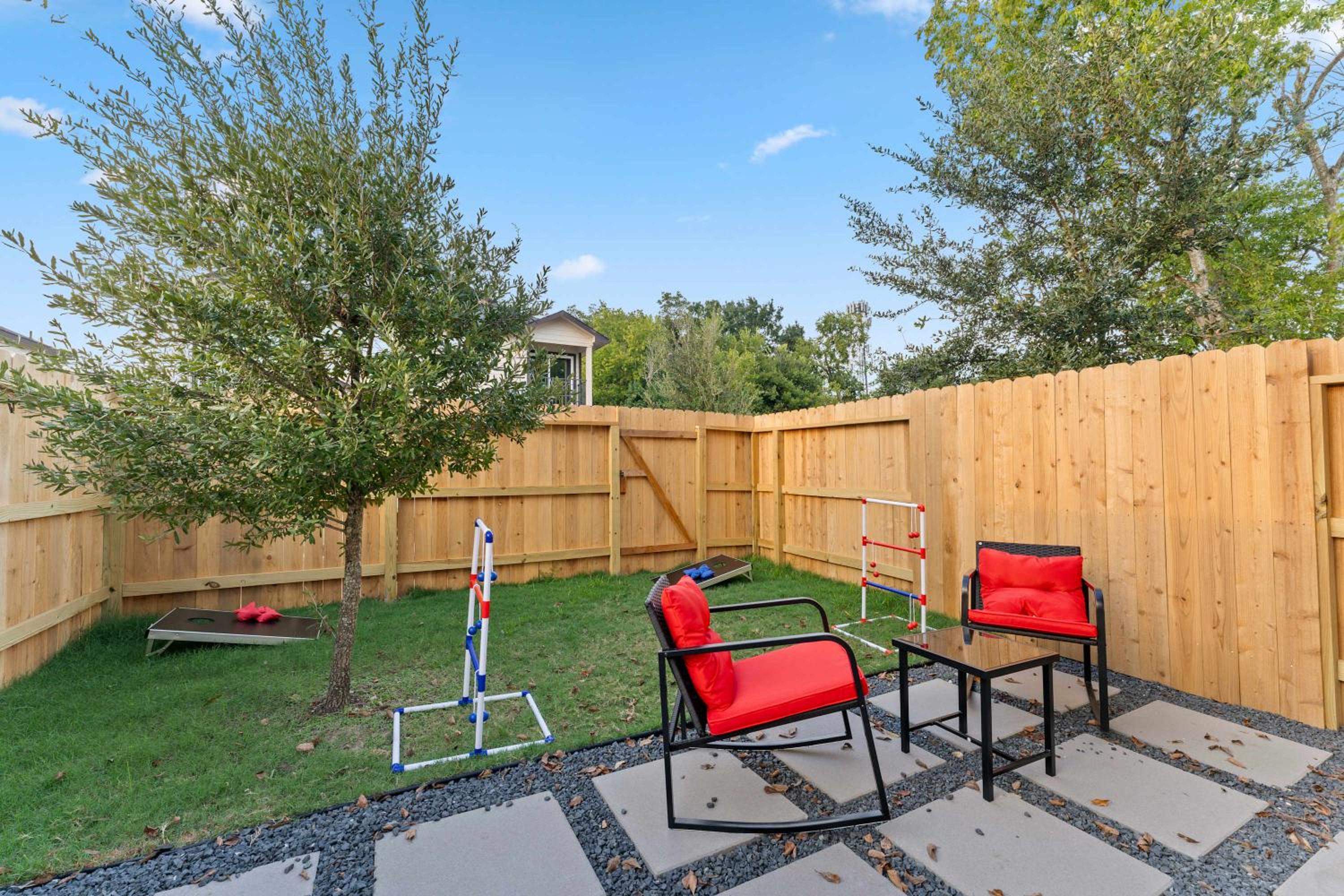 NRG MedCenter Luxe 2BD Home w FencedYard WasherDryer Pet Friendly
