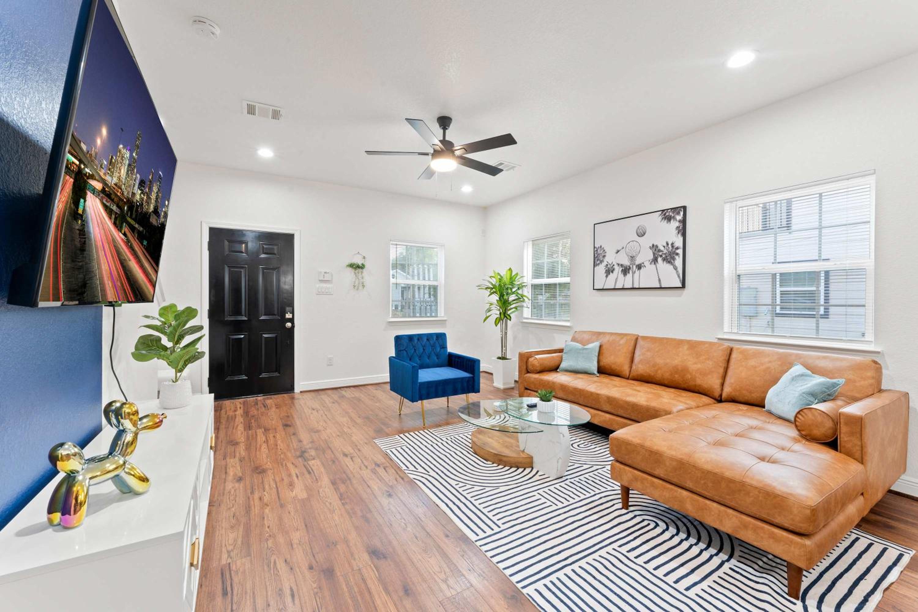 NRG MedCenter Luxe 2BD Home w FencedYard WasherDryer Pet Friendly
