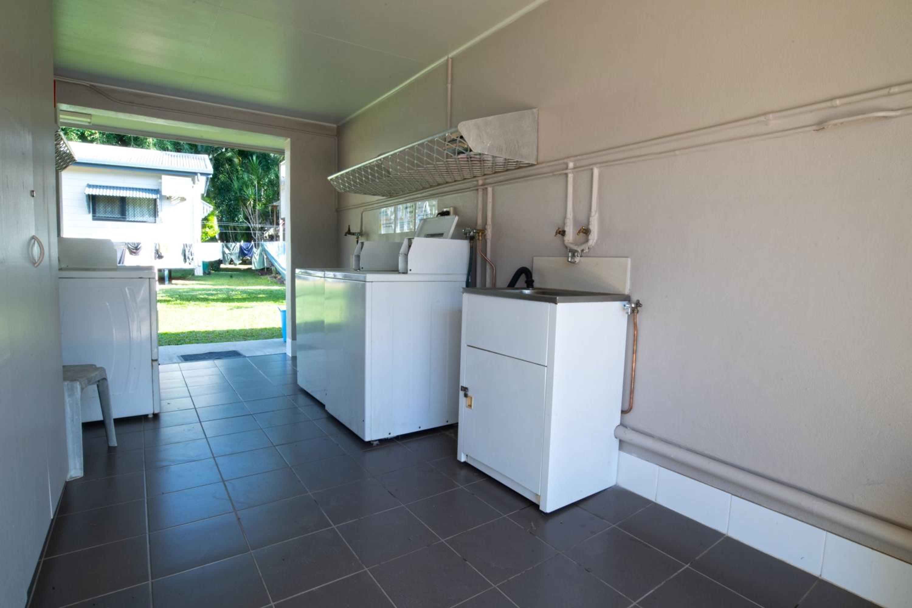 Tropical Hibiscus Caravan Park
