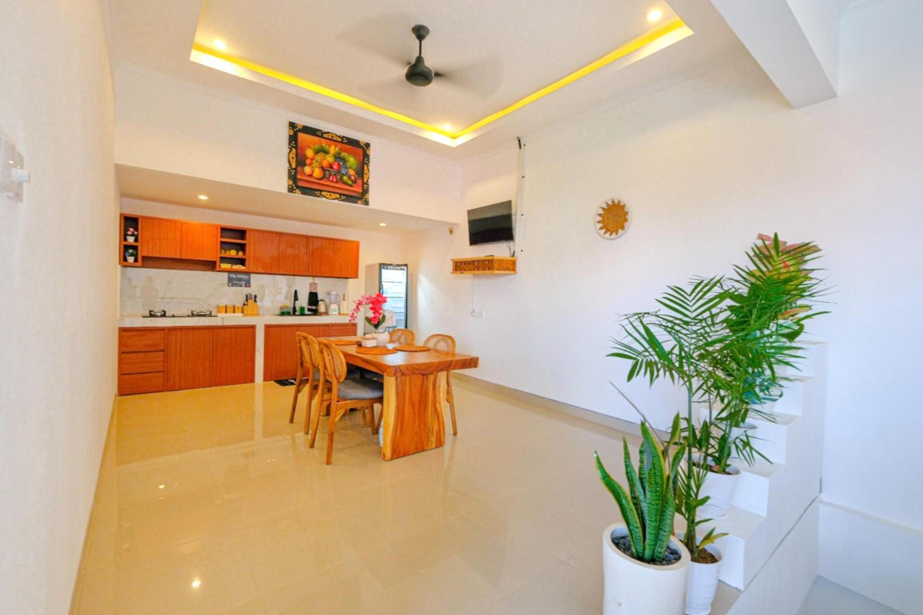Crystal Flow Guest House & Apartment Canggu
