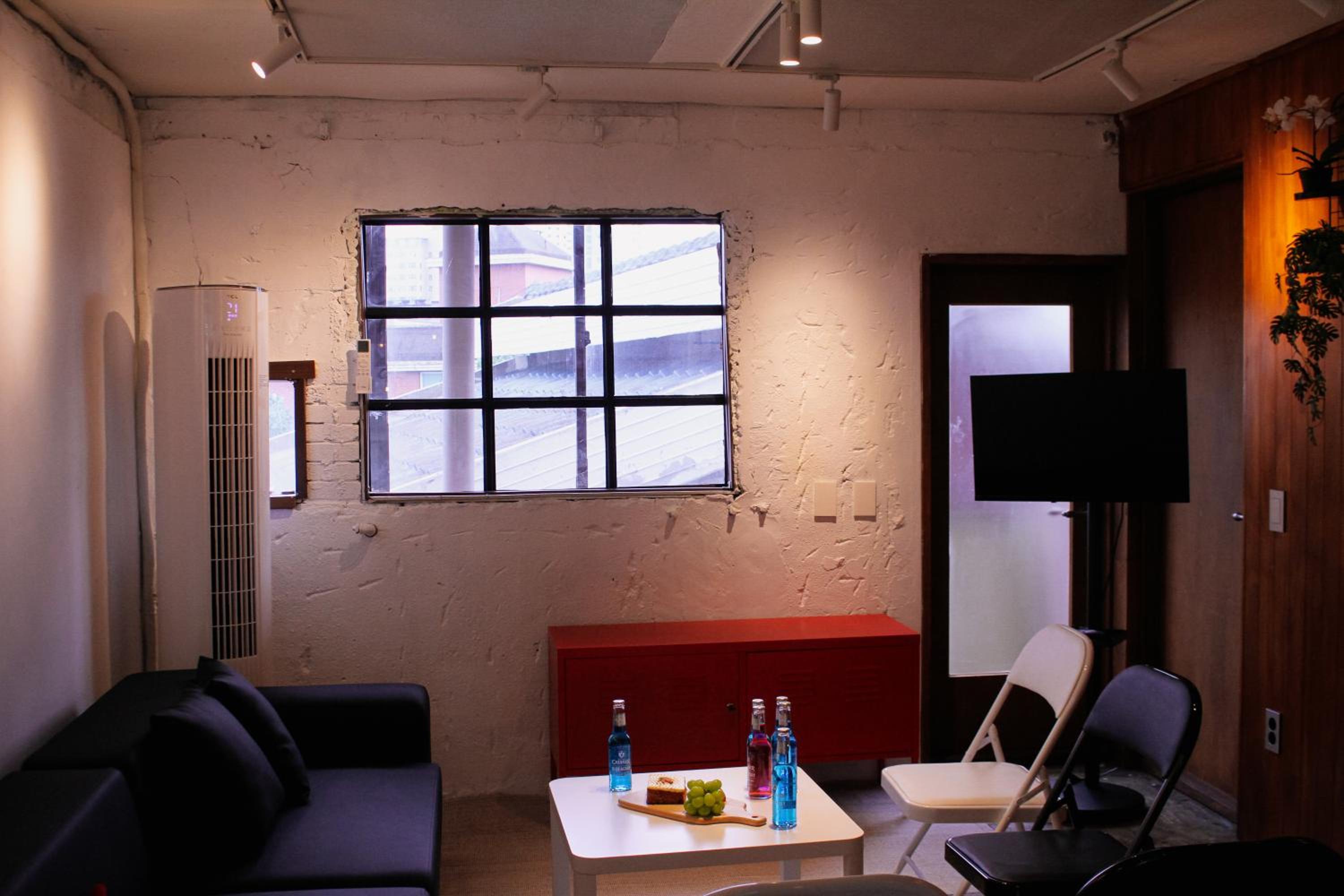 Central Hongdae Red Road Stay 4 Beds, Near Mangwon & Sangsu