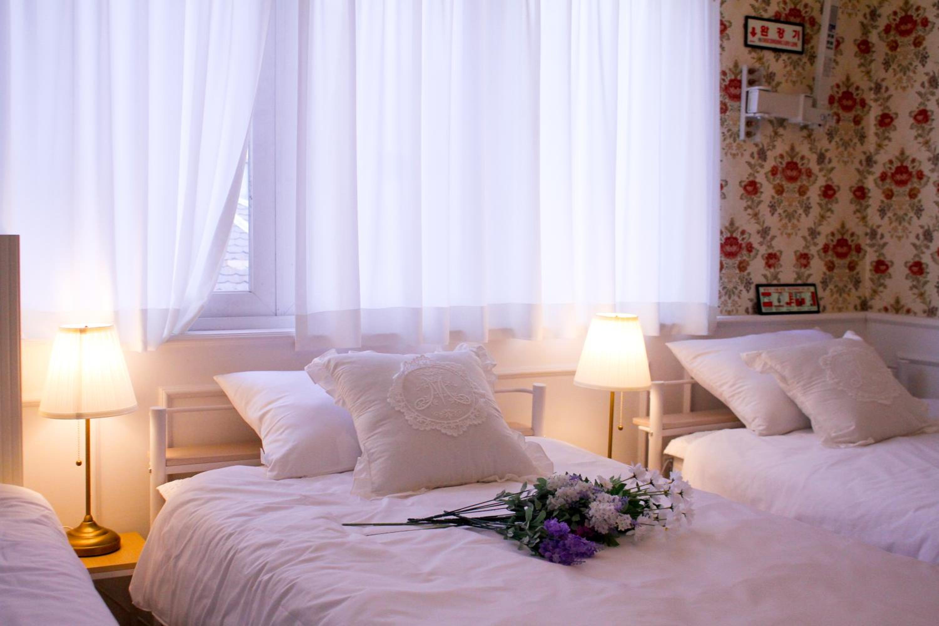 Central Hongdae Red Road Stay 4 Beds, Near Mangwon & Sangsu