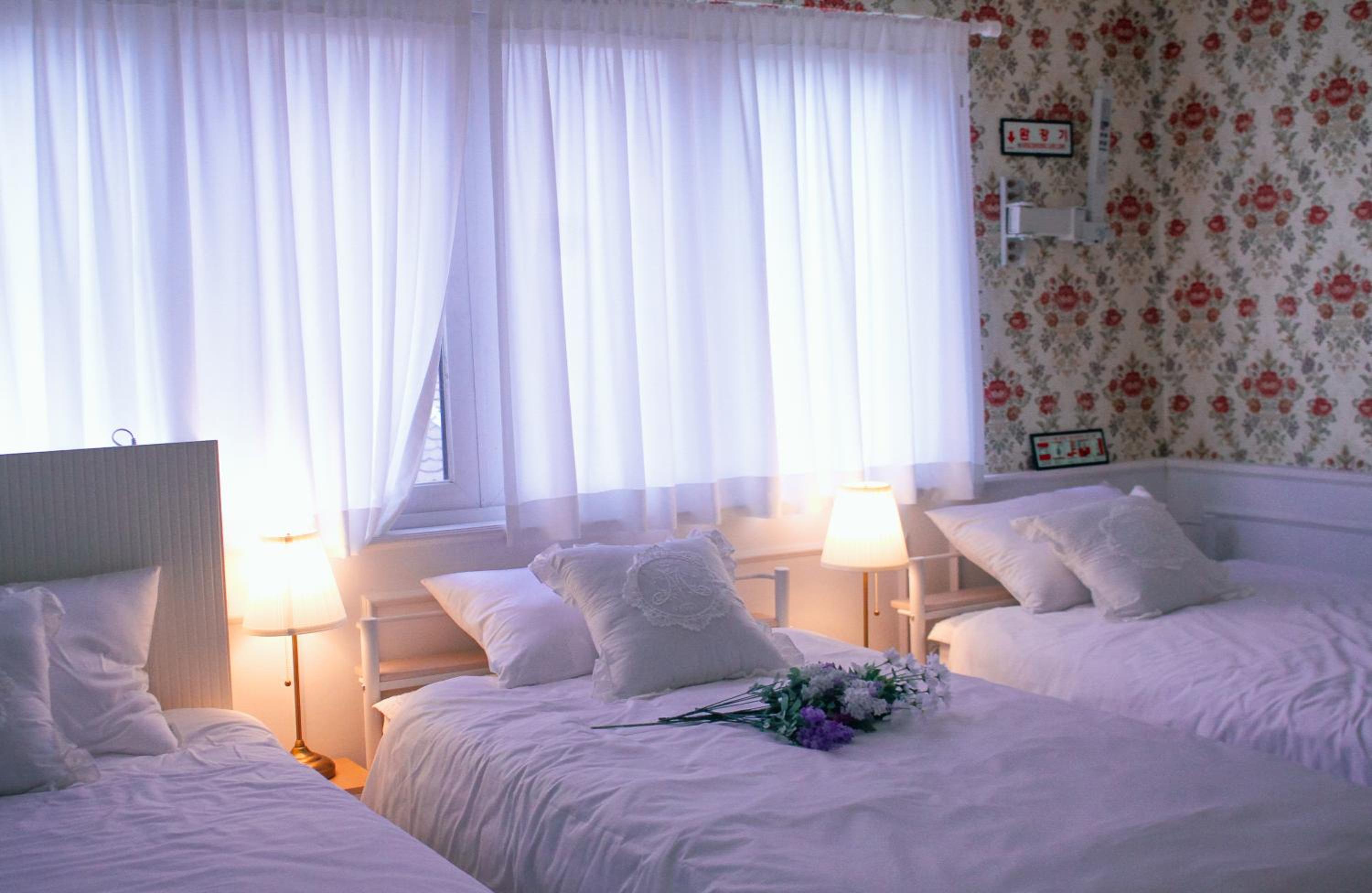 Central Hongdae Red Road Stay 4 Beds, Near Mangwon & Sangsu
