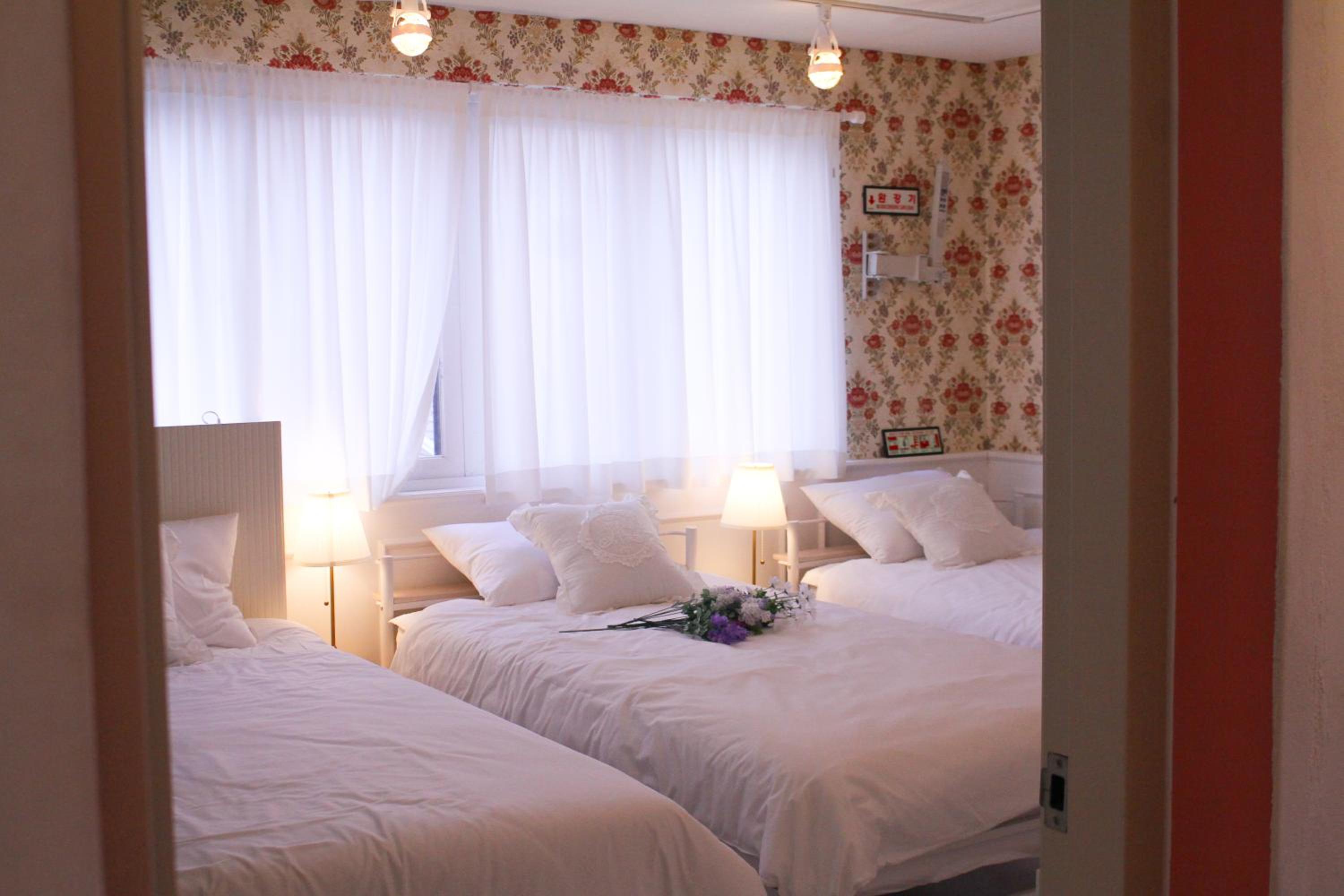 Central Hongdae Red Road Stay 4 Beds, Near Mangwon & Sangsu