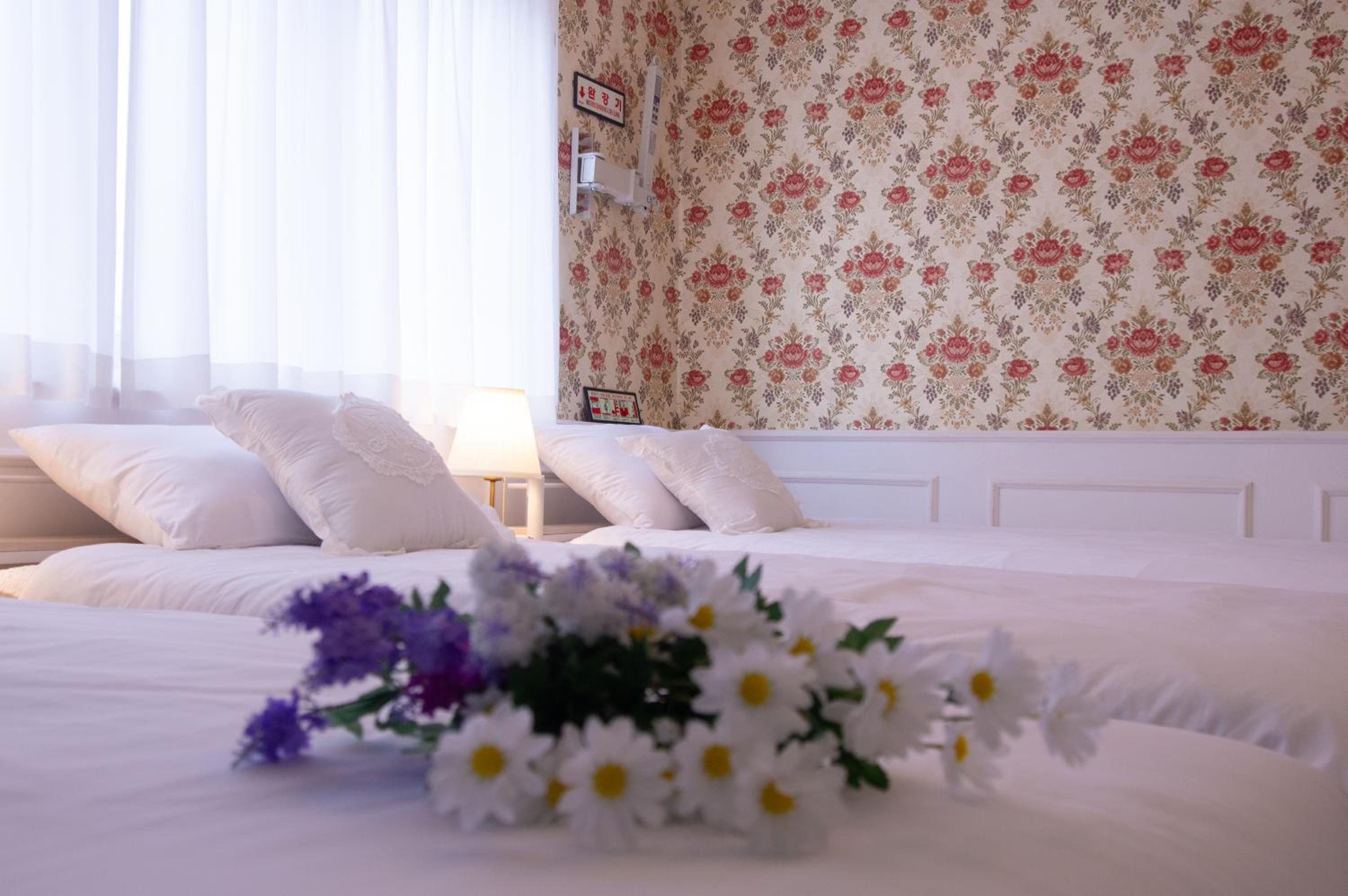Central Hongdae Red Road Stay 4 Beds, Near Mangwon & Sangsu
