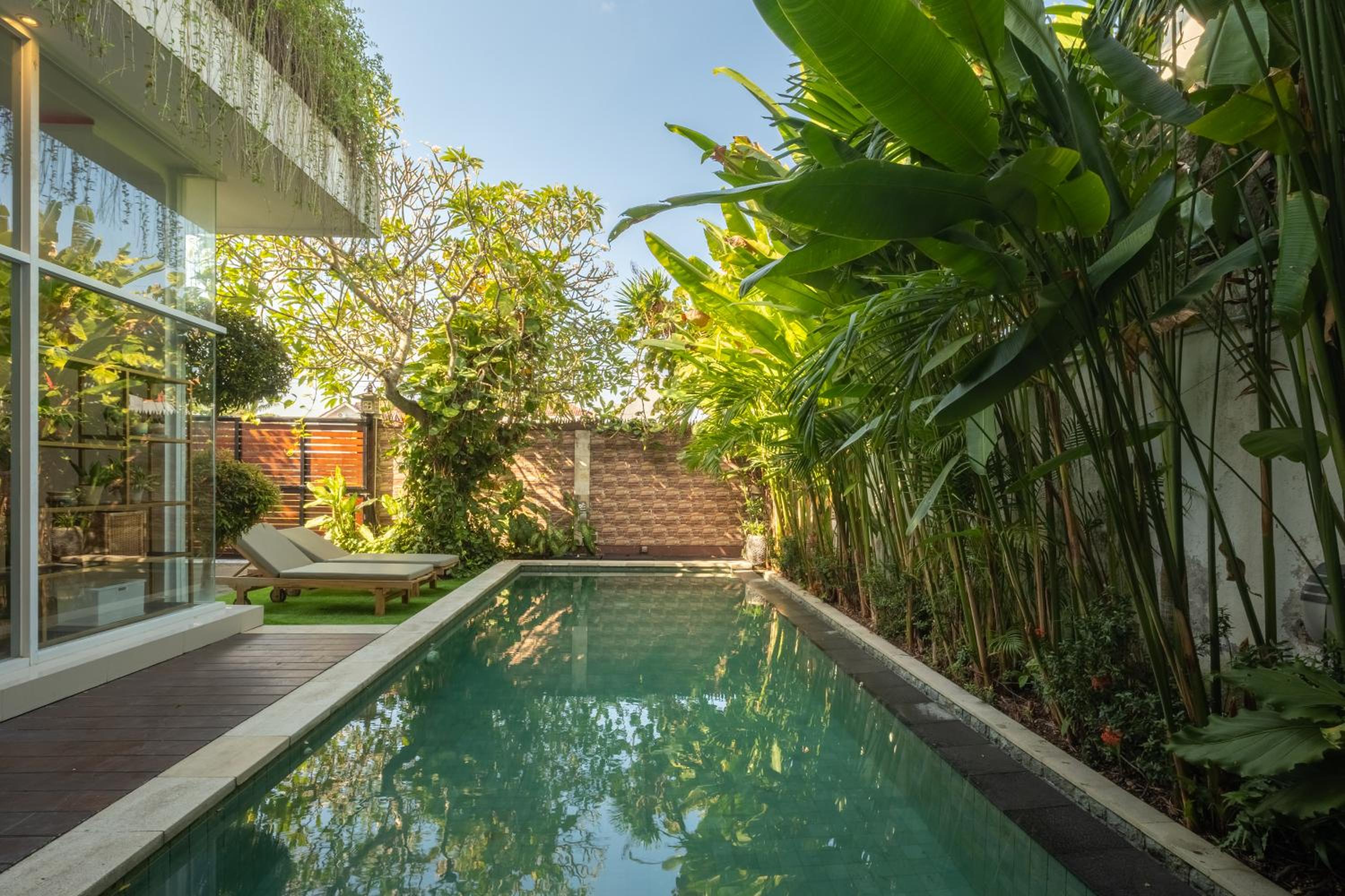 Modern 2-Bedroom Villa with Private Pool, 7m from Beach