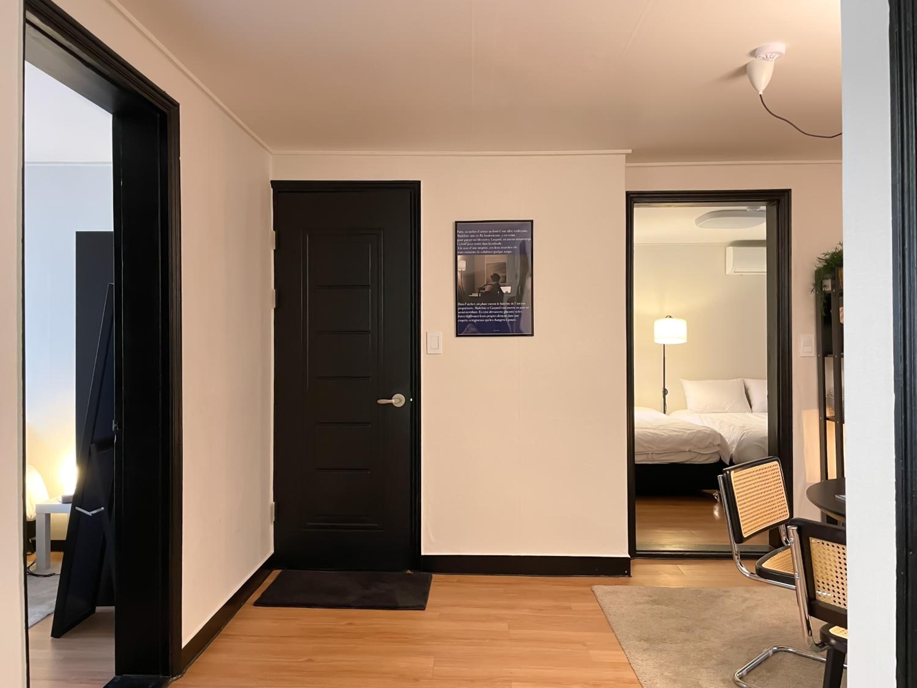 블랙앤우드 하우스, 합정역 도보 5분, 홍대 1정거장, 망원한강공원 Modern Cozy Seoul Loft, Hapjeong station 5 mins walk, Hongdae just 1 stop
