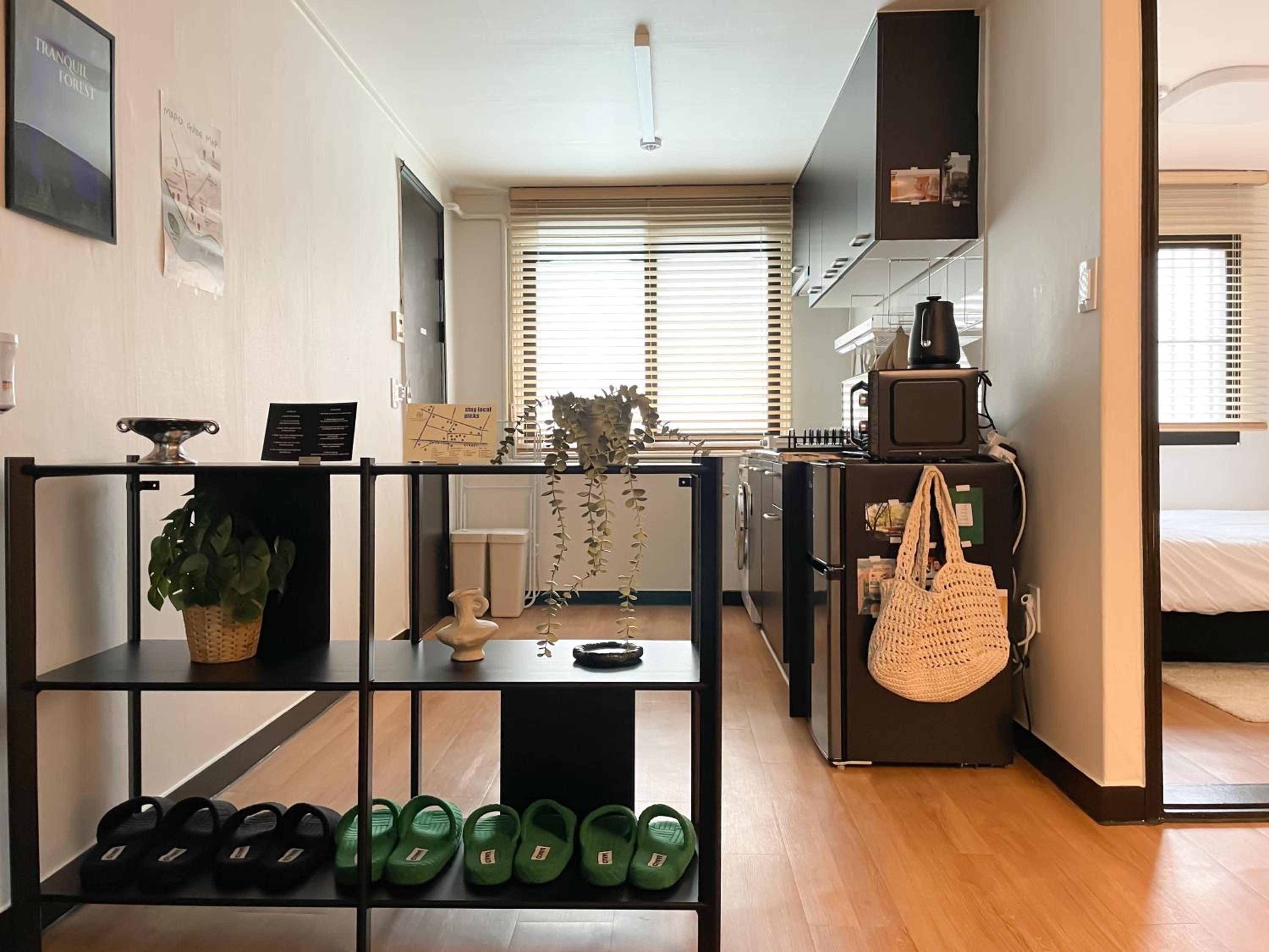 블랙앤우드 하우스, 합정역 도보 5분, 홍대 1정거장, 망원한강공원 Modern Cozy Seoul Loft, Hapjeong station 5 mins walk, Hongdae just 1 stop