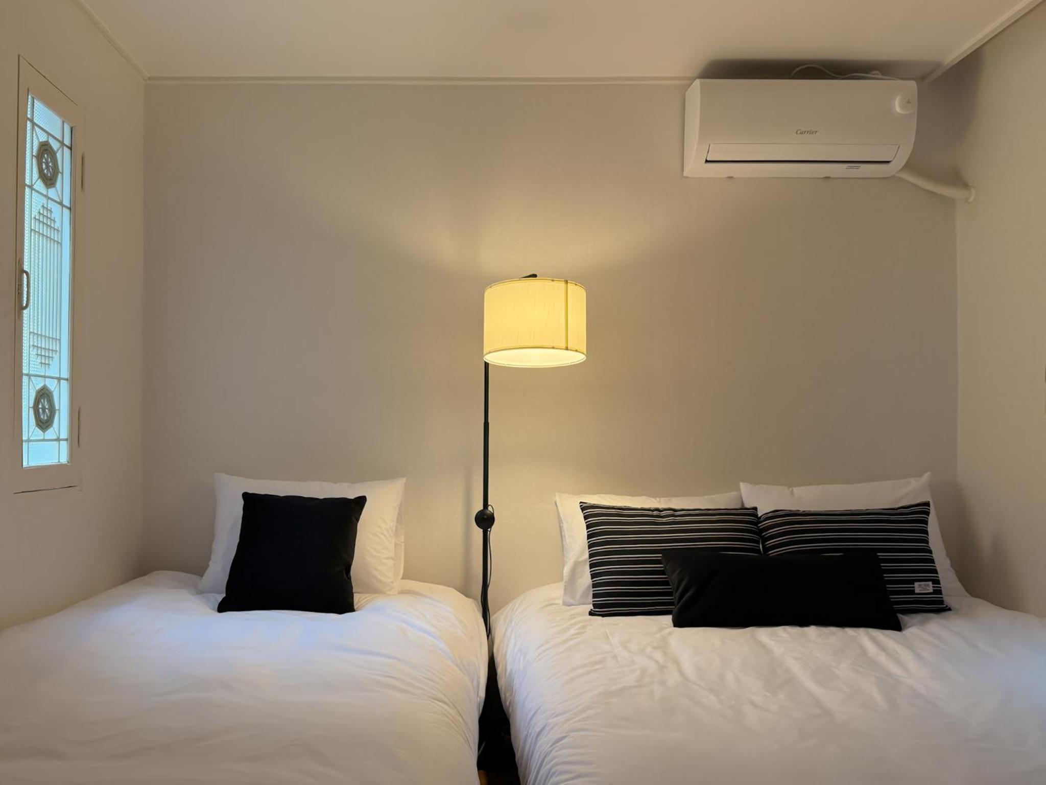블랙앤우드 하우스, 합정역 도보 5분, 홍대 1정거장, 망원한강공원 Modern Cozy Seoul Loft, Hapjeong station 5 mins walk, Hongdae just 1 stop