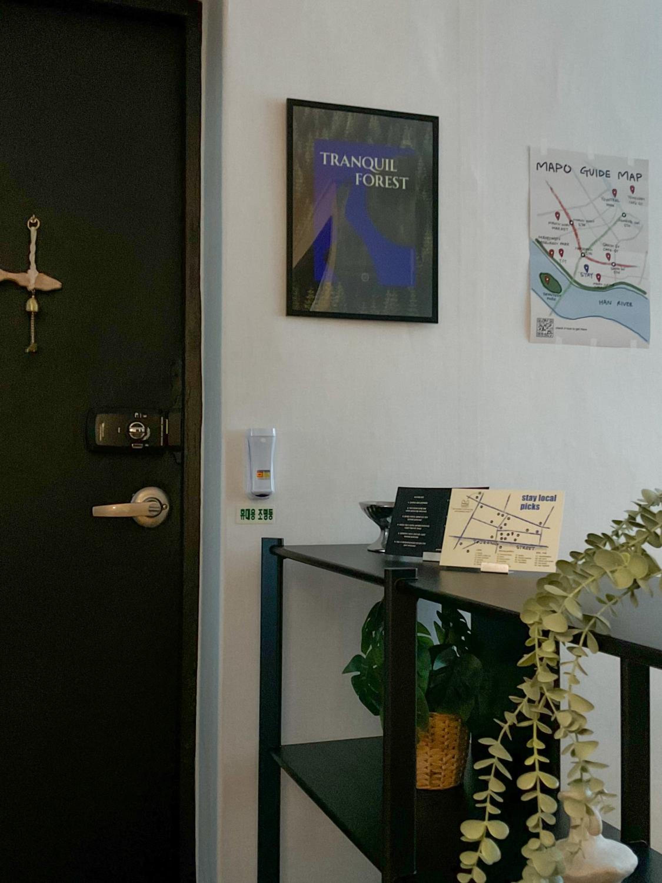 블랙앤우드 하우스, 합정역 도보 5분, 홍대 1정거장, 망원한강공원 Modern Cozy Seoul Loft, Hapjeong station 5 mins walk, Hongdae just 1 stop