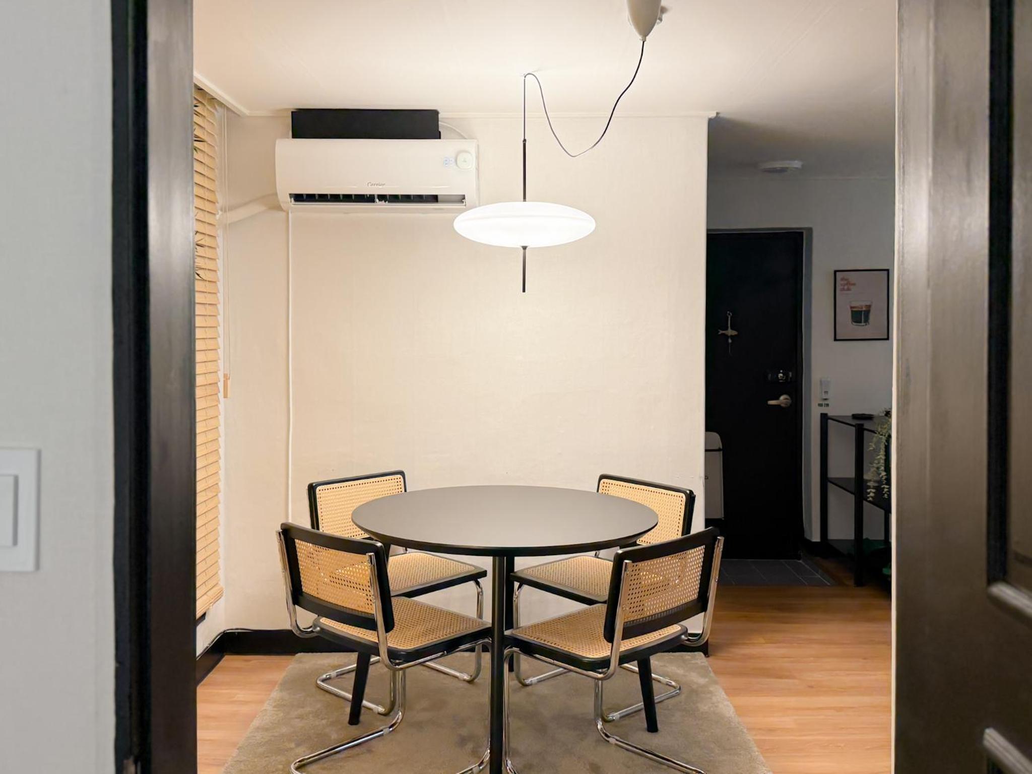 블랙앤우드 하우스, 합정역 도보 5분, 홍대 1정거장, 망원한강공원 Modern Cozy Seoul Loft, Hapjeong station 5 mins walk, Hongdae just 1 stop