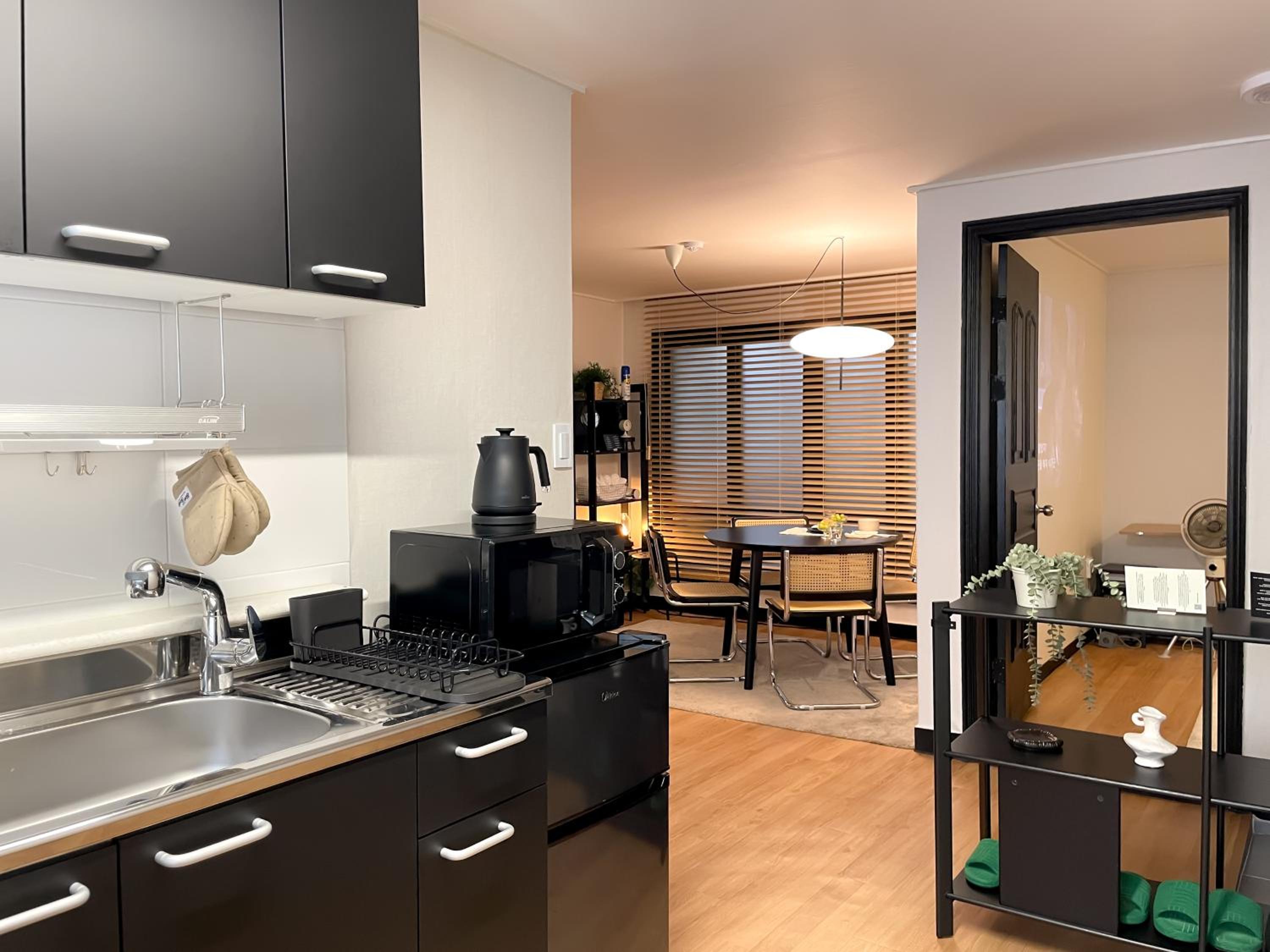 블랙앤우드 하우스, 합정역 도보 5분, 홍대 1정거장, 망원한강공원 Modern Cozy Seoul Loft, Hapjeong station 5 mins walk, Hongdae just 1 stop