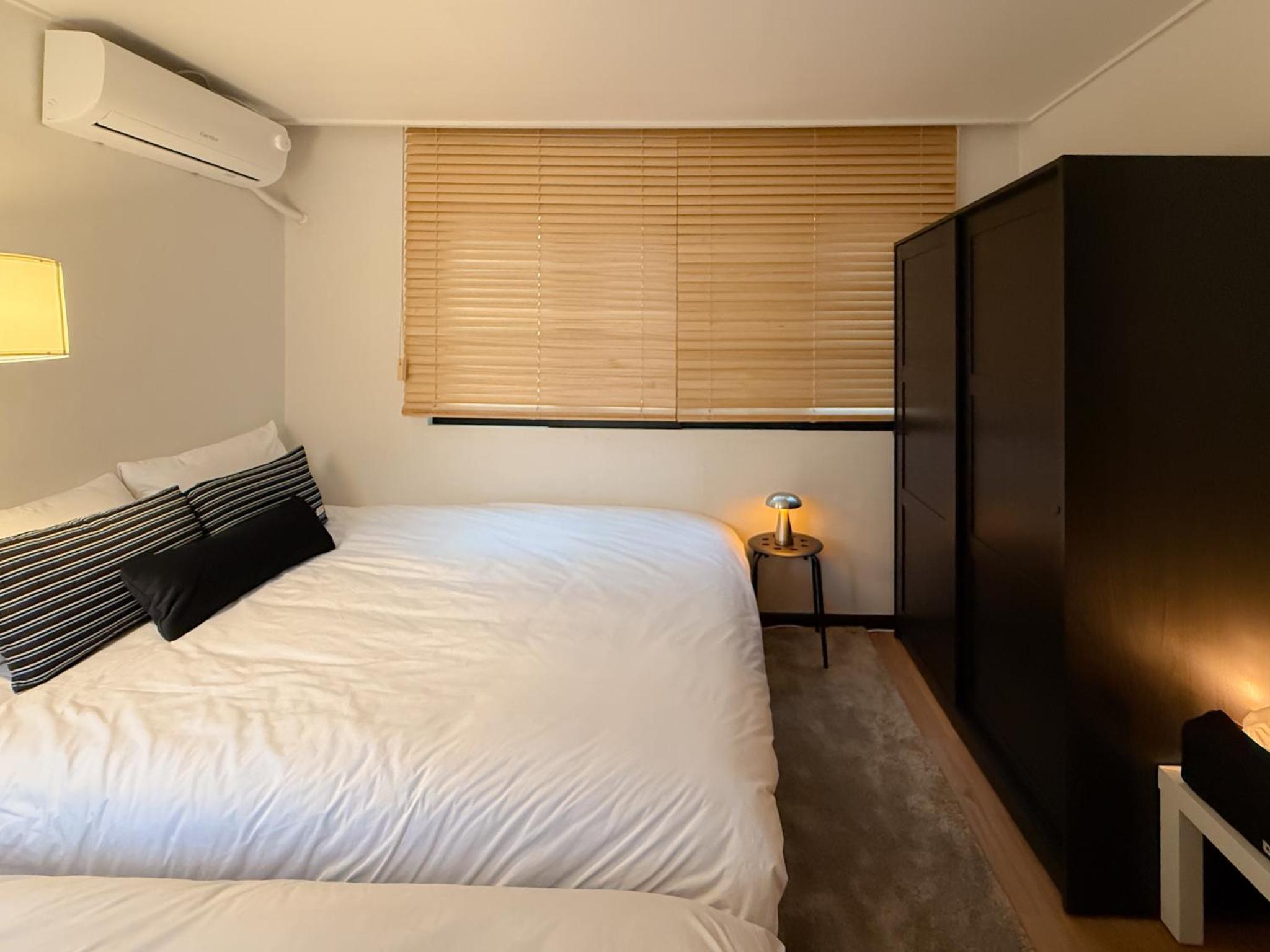 블랙앤우드 하우스, 합정역 도보 5분, 홍대 1정거장, 망원한강공원 Modern Cozy Seoul Loft, Hapjeong station 5 mins walk, Hongdae just 1 stop