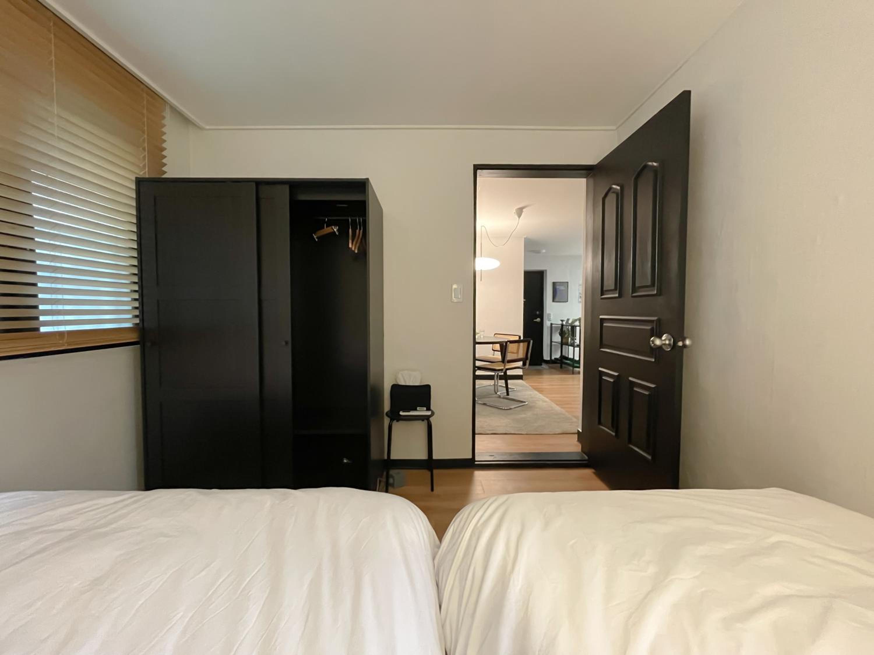 블랙앤우드 하우스, 합정역 도보 5분, 홍대 1정거장, 망원한강공원 Modern Cozy Seoul Loft, Hapjeong station 5 mins walk, Hongdae just 1 stop