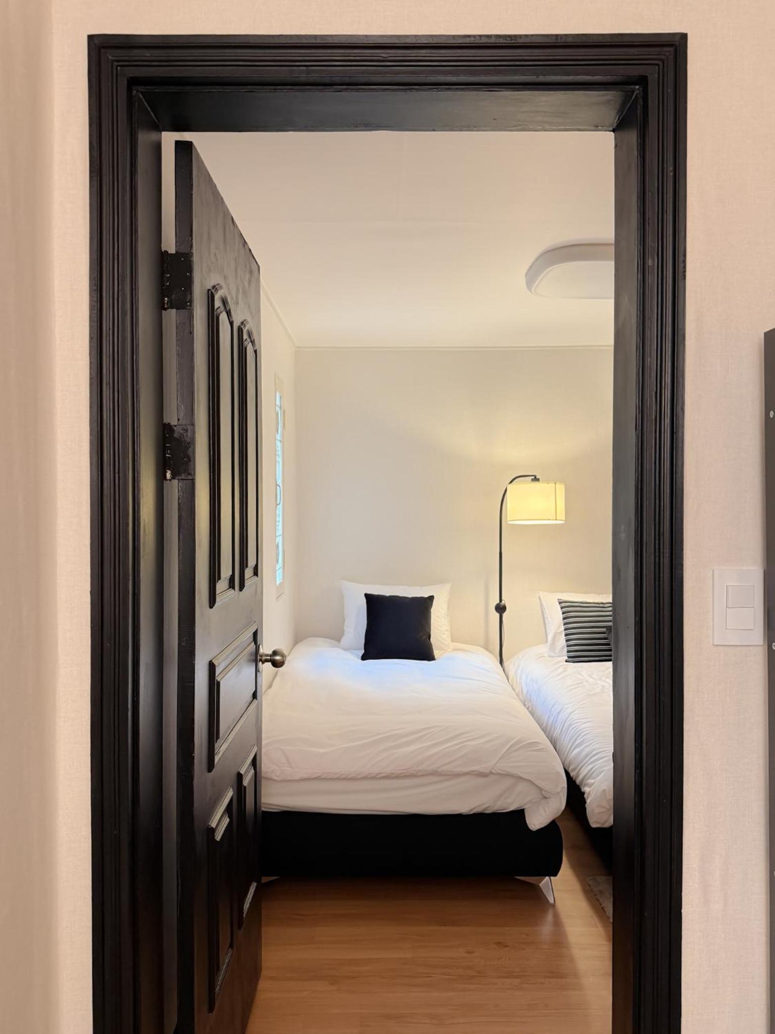 블랙앤우드 하우스, 합정역 도보 5분, 홍대 1정거장, 망원한강공원 Modern Cozy Seoul Loft, Hapjeong station 5 mins walk, Hongdae just 1 stop