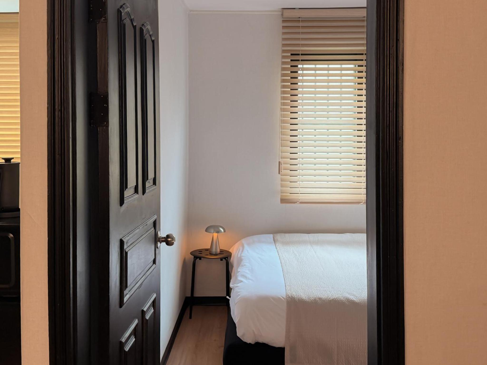 블랙앤우드 하우스, 합정역 도보 5분, 홍대 1정거장, 망원한강공원 Modern Cozy Seoul Loft, Hapjeong station 5 mins walk, Hongdae just 1 stop
