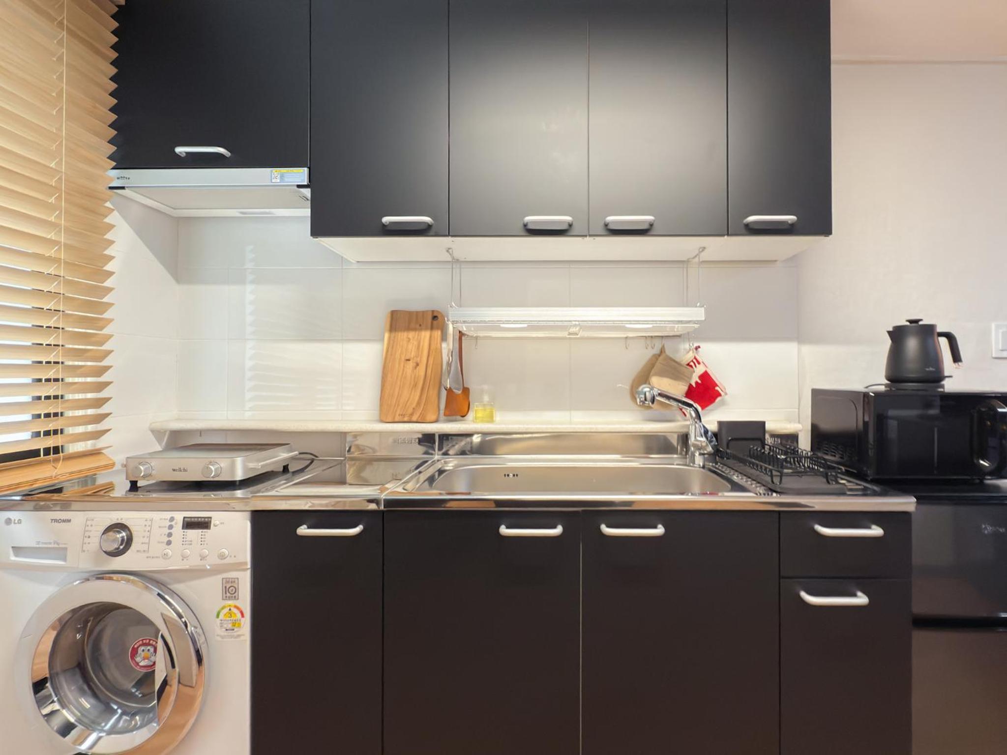 블랙앤우드 하우스, 합정역 도보 5분, 홍대 1정거장, 망원한강공원 Modern Cozy Seoul Loft, Hapjeong station 5 mins walk, Hongdae just 1 stop