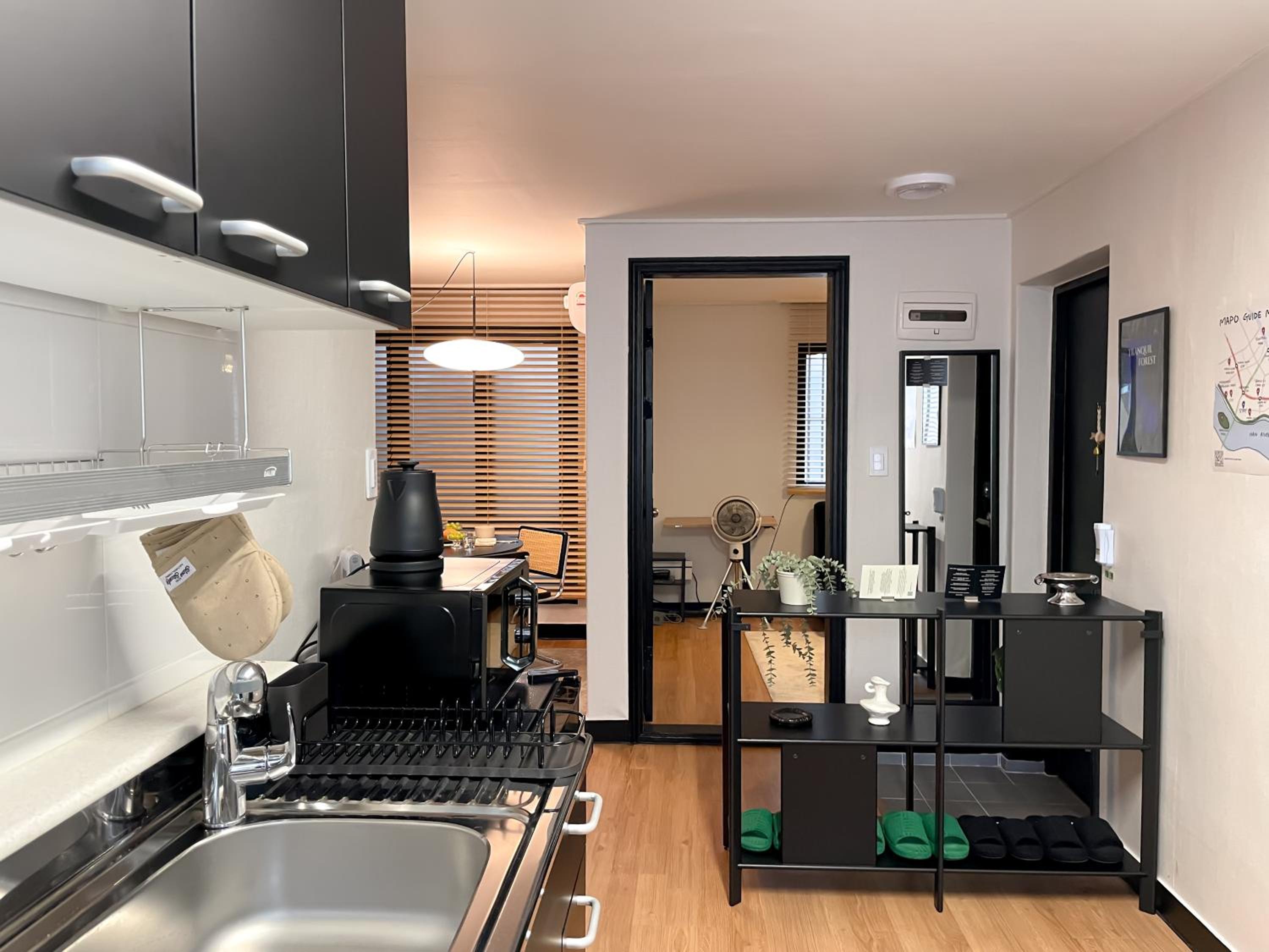 블랙앤우드 하우스, 합정역 도보 5분, 홍대 1정거장, 망원한강공원 Modern Cozy Seoul Loft, Hapjeong station 5 mins walk, Hongdae just 1 stop