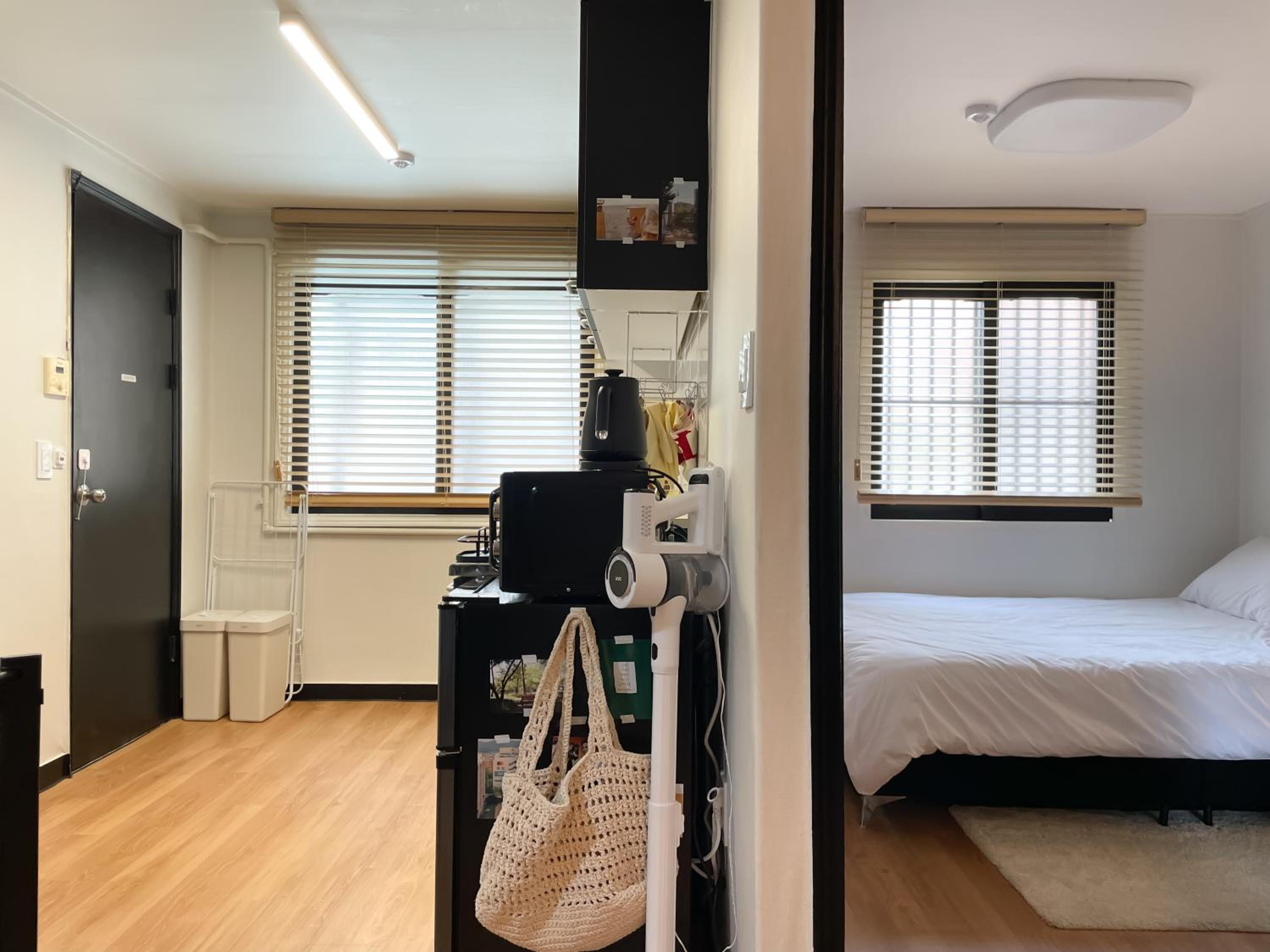 블랙앤우드 하우스, 합정역 도보 5분, 홍대 1정거장, 망원한강공원 Modern Cozy Seoul Loft, Hapjeong station 5 mins walk, Hongdae just 1 stop