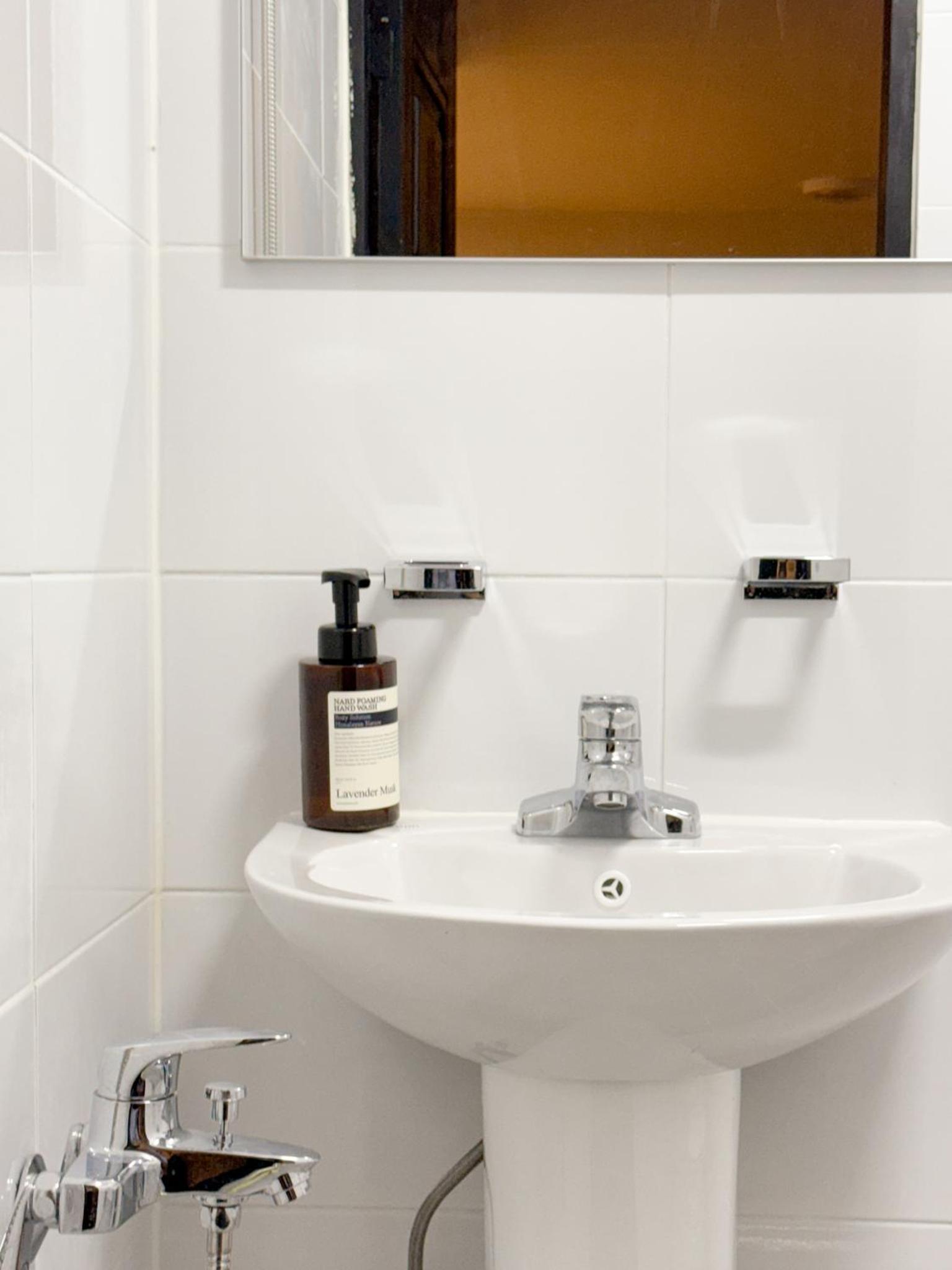 블랙앤우드 하우스, 합정역 도보 5분, 홍대 1정거장, 망원한강공원 Modern Cozy Seoul Loft, Hapjeong station 5 mins walk, Hongdae just 1 stop